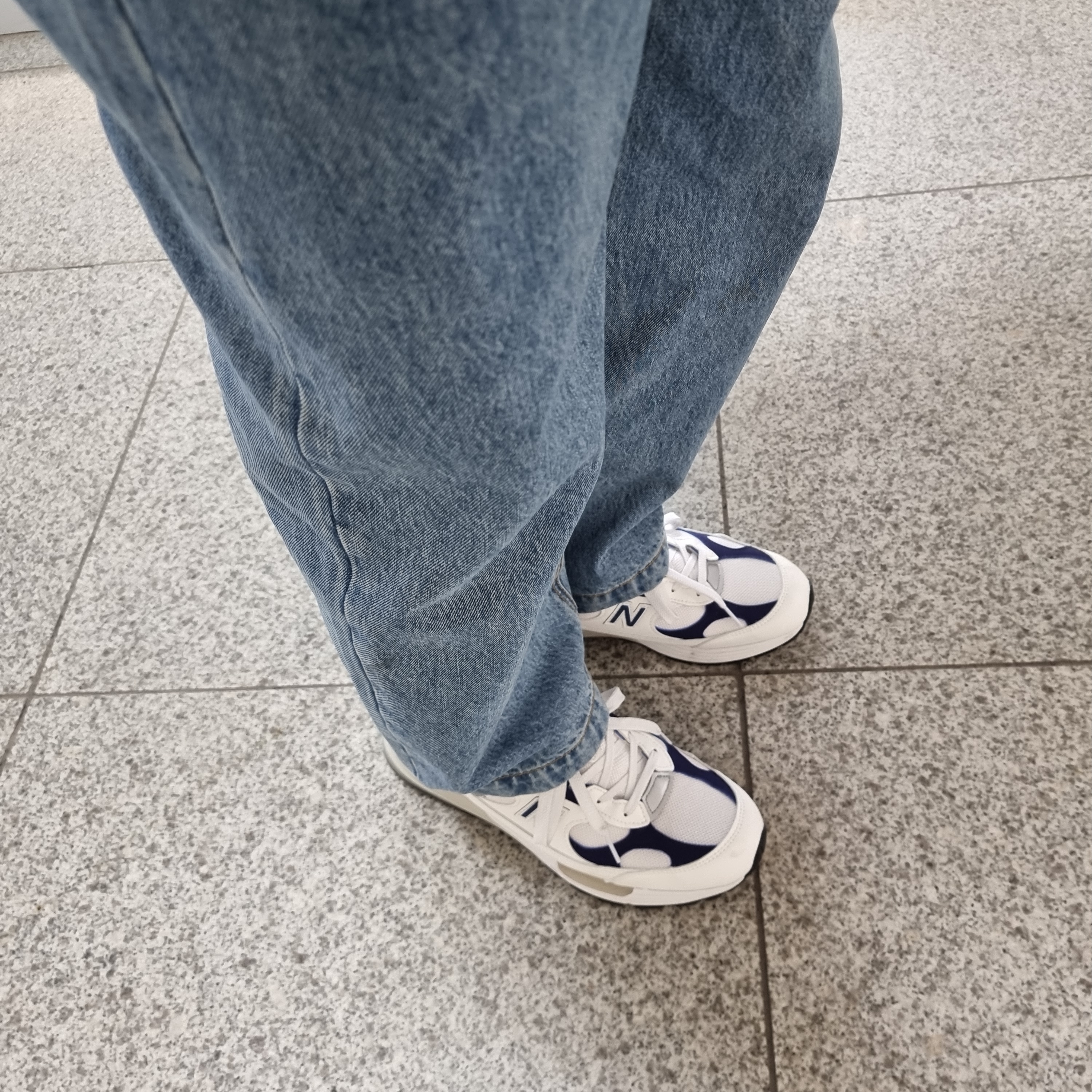 New Balance 992 Made in USA White Navy 착용 스타일 - 2