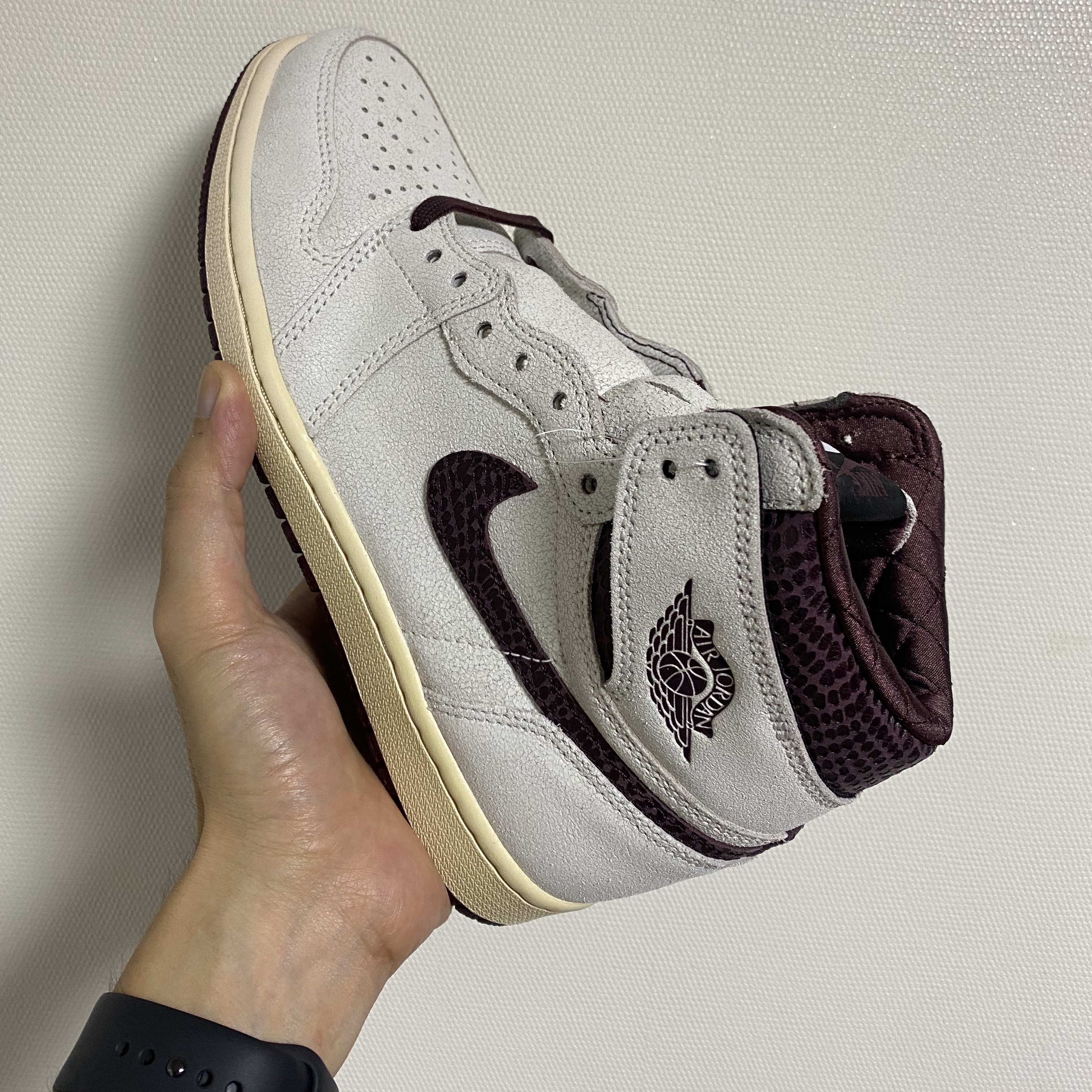 Jordan 1 x A Ma Maniere Retro High OG SP Sail and Burgundy 착용 스타일