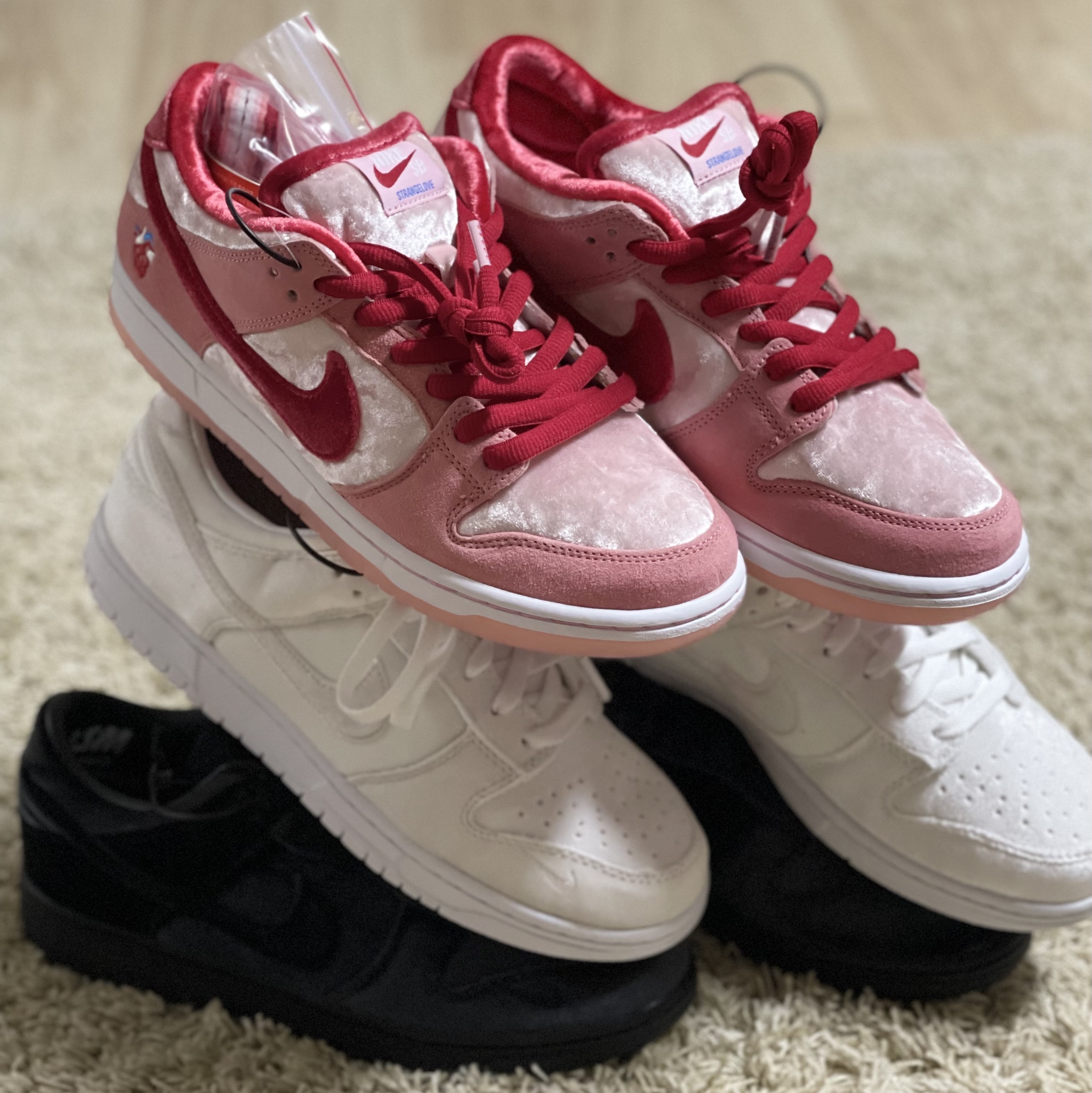 Nike x DSM Dunk Low Velvet Black, Nike x DSM Dunk Low Velvet White 착용 스타일