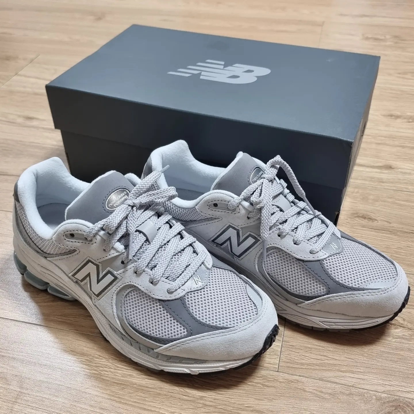 New Balance 2002R T2 Gray 착용 스타일 - 1