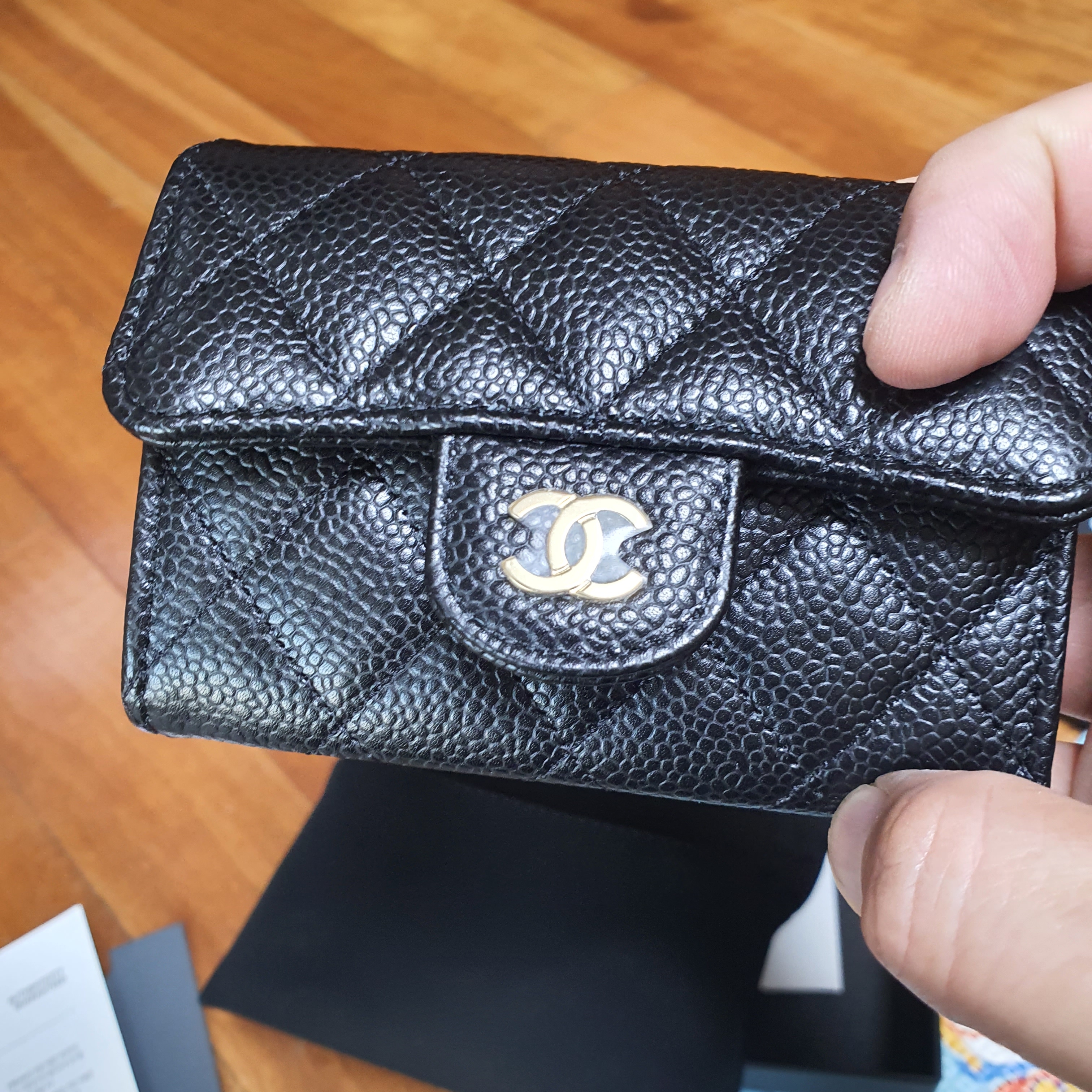 Chanel Classic Card Holder Grained Calfskin & Gold Black 착용 스타일 - 3