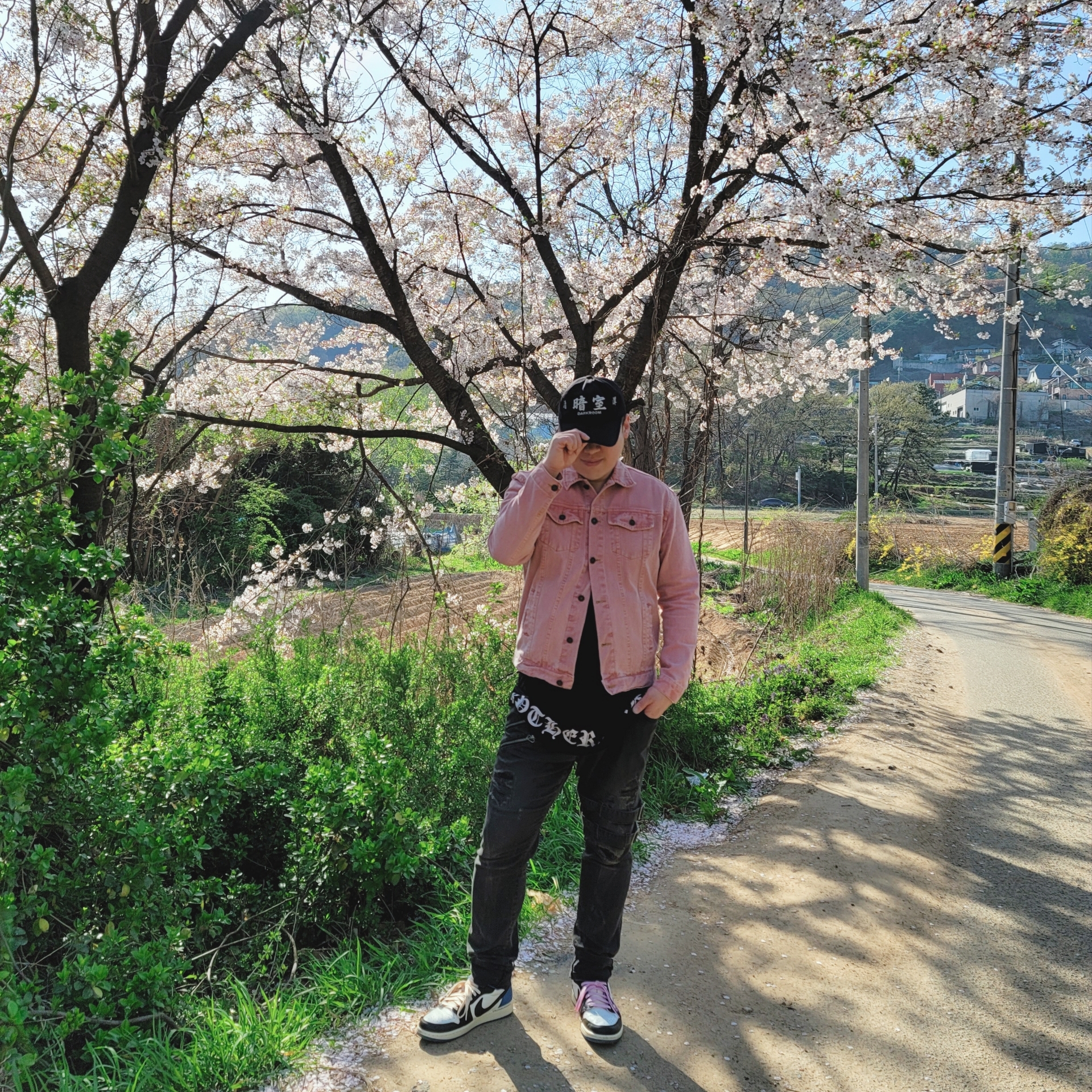 Darkr8m Studio Silver Logo Cap, Jordan 1 x Travis Scott x Fragment Retro Low OG SP Military Blue 착용 스타일