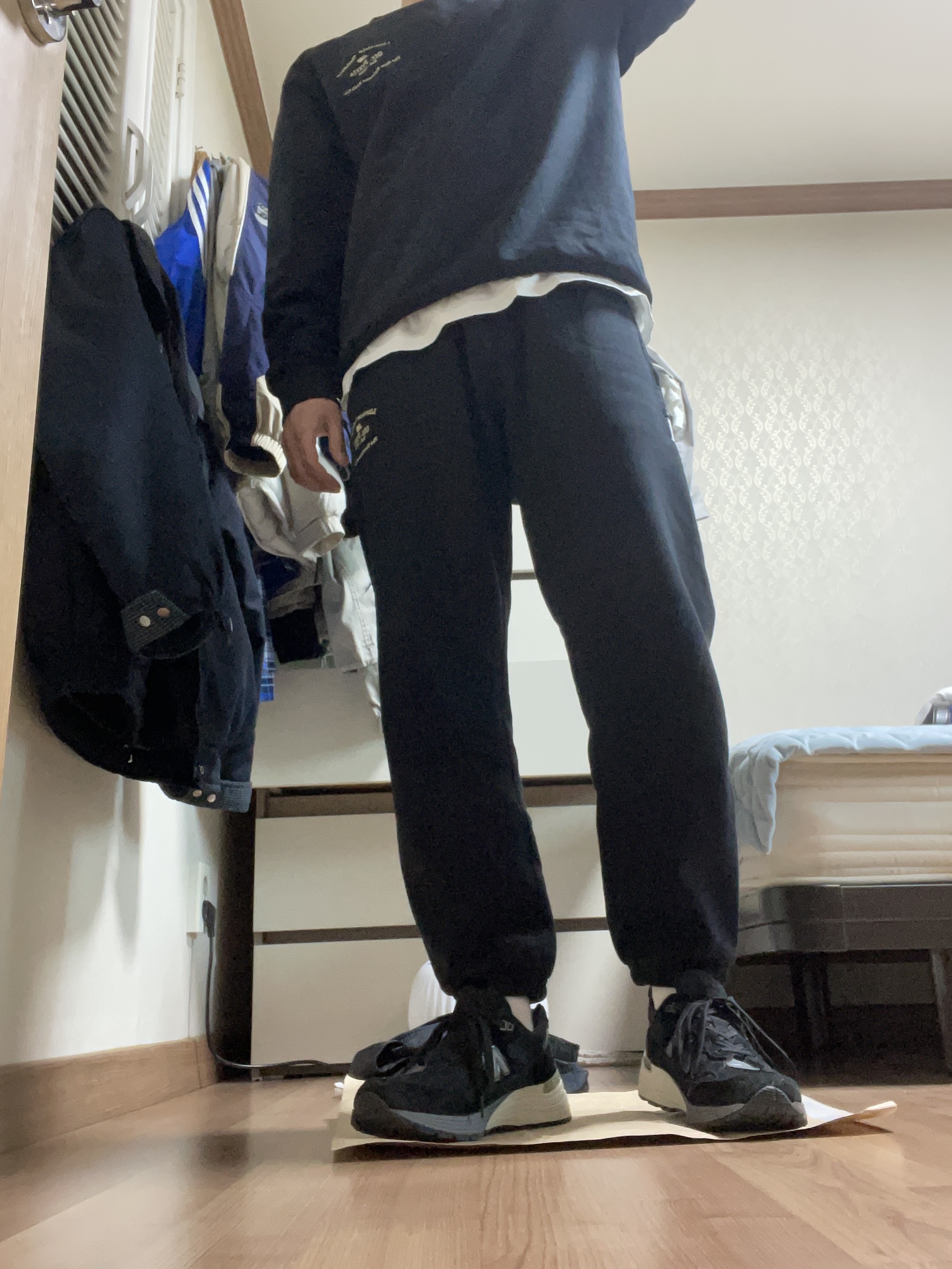 New Balance 992 Made in USA Black 착용 스타일 - 2