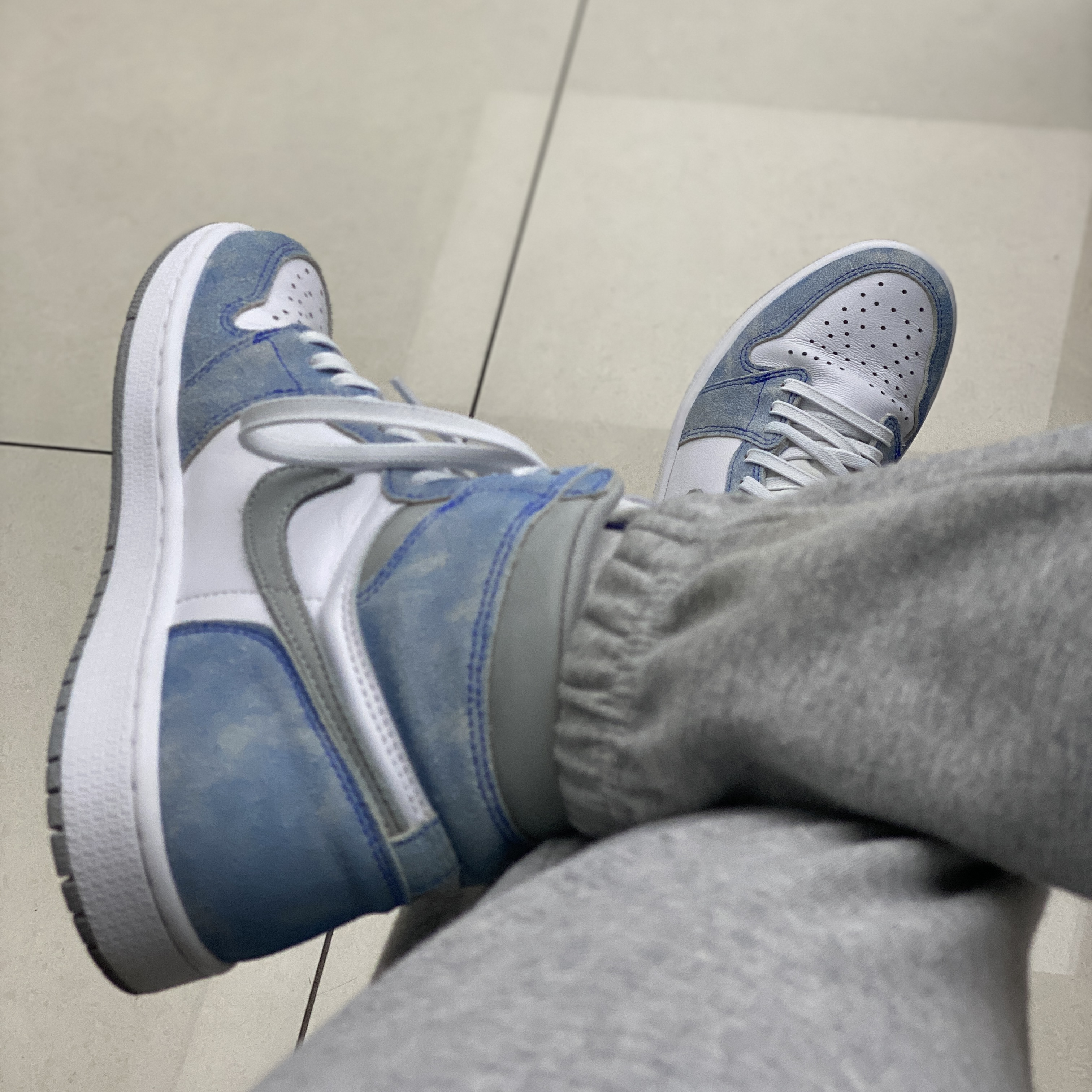 Jordan 1 Retro High OG Hyper Royal 착용 스타일