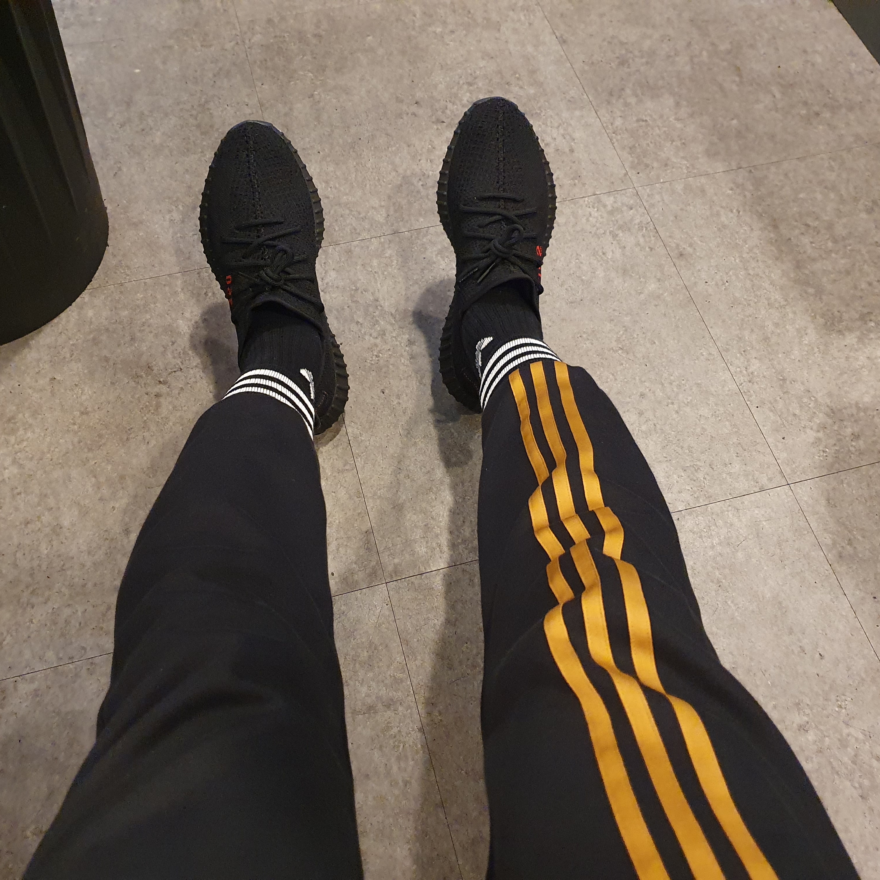 Adidas Yeezy Boost 350 V2 Black Red 2020 착용 스타일 - 1