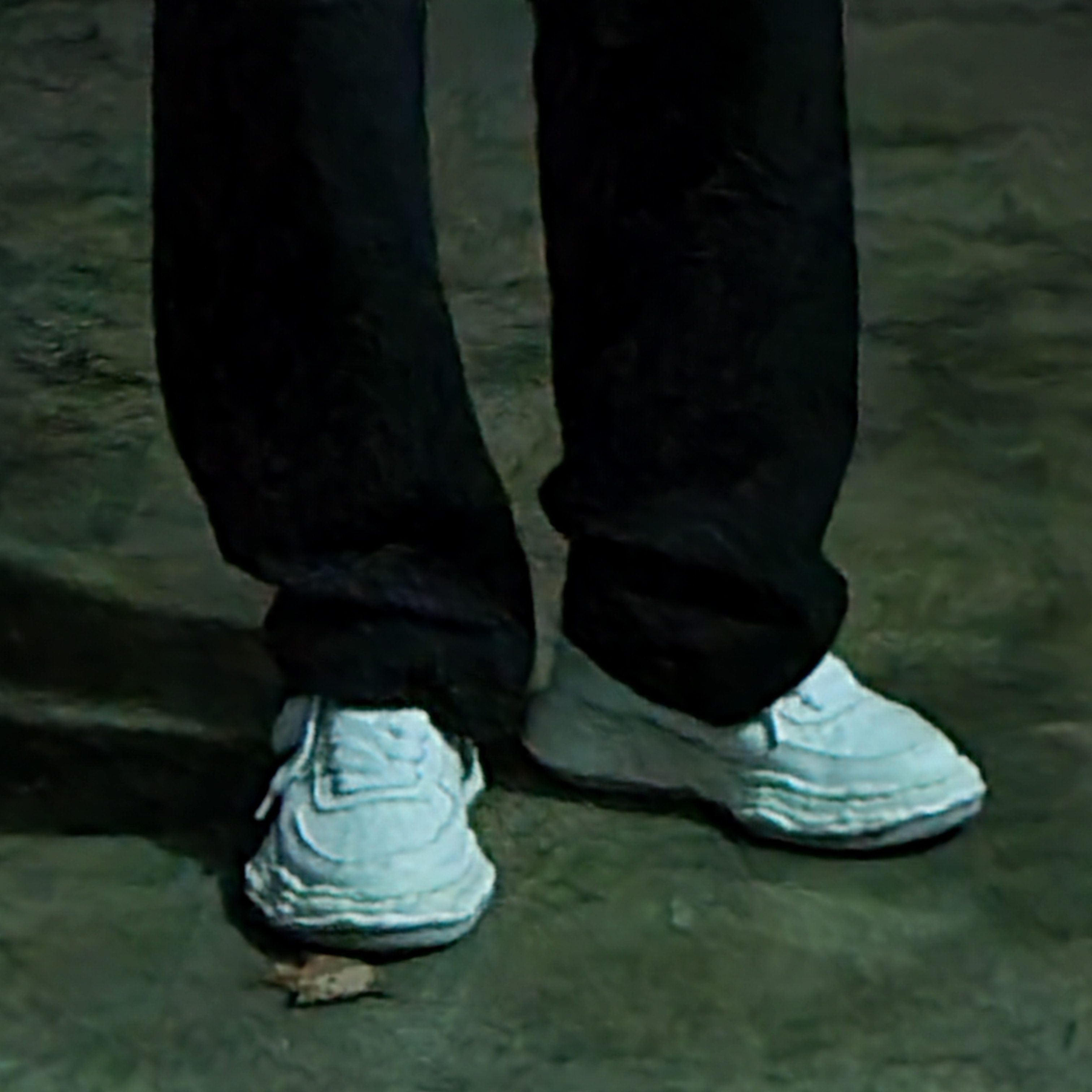 Maison Mihara Yasuhiro Wayne OG Sole Washed Canvas Low-top Sneakers White 착용 스타일 - 2
