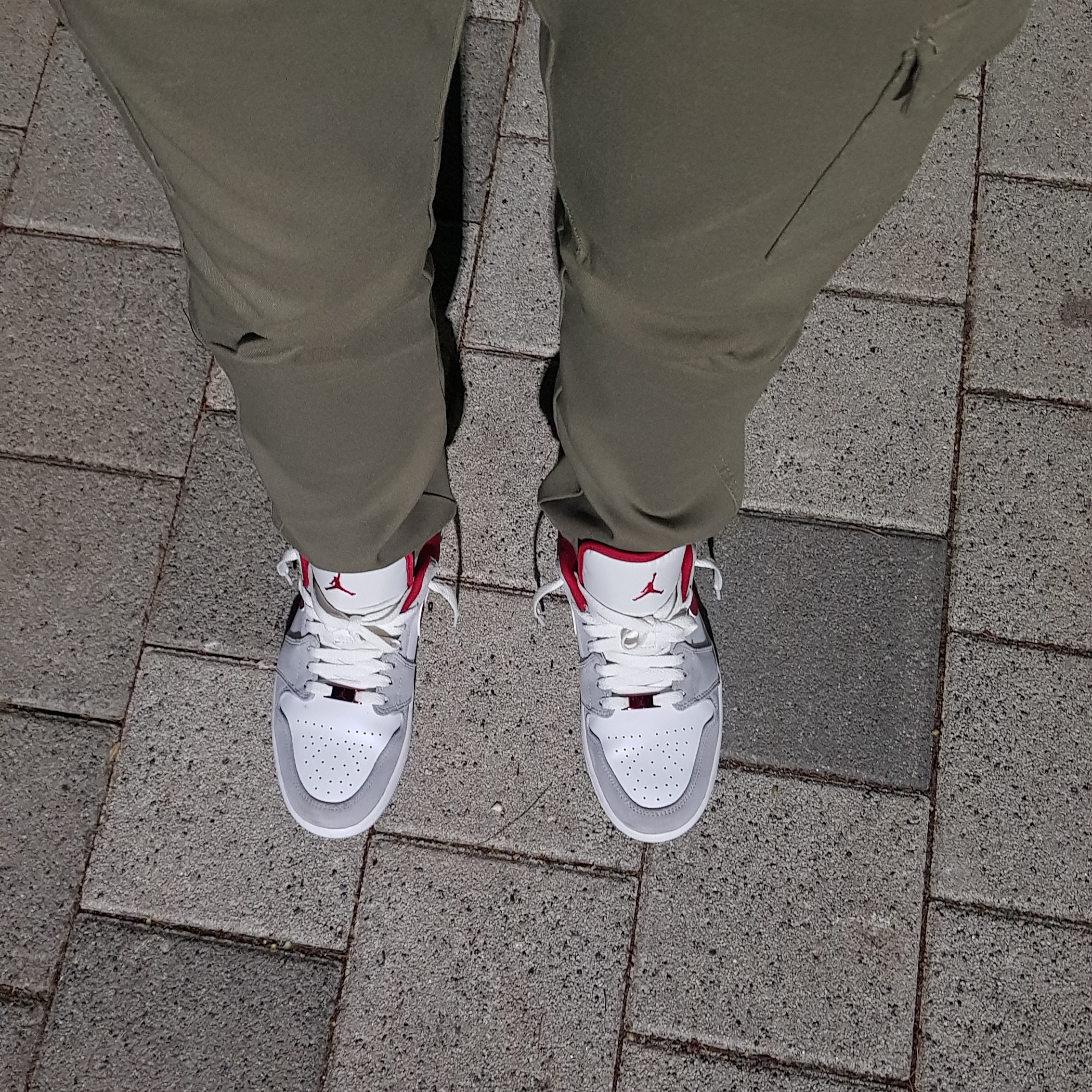 Jordan 1 Low SE Light Smoke Grey Gym Red 착용 스타일
