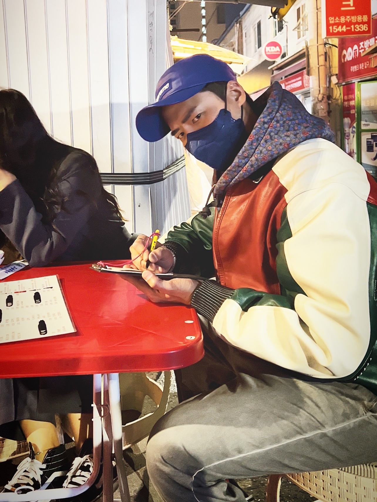 Supreme Leather Camp Cap Royal - 21SS, Supreme x Comme des Garcons Junya Watanabe Man Hooded Sweatshirt Black Flowers - 21FW 착용 스타일 - 4