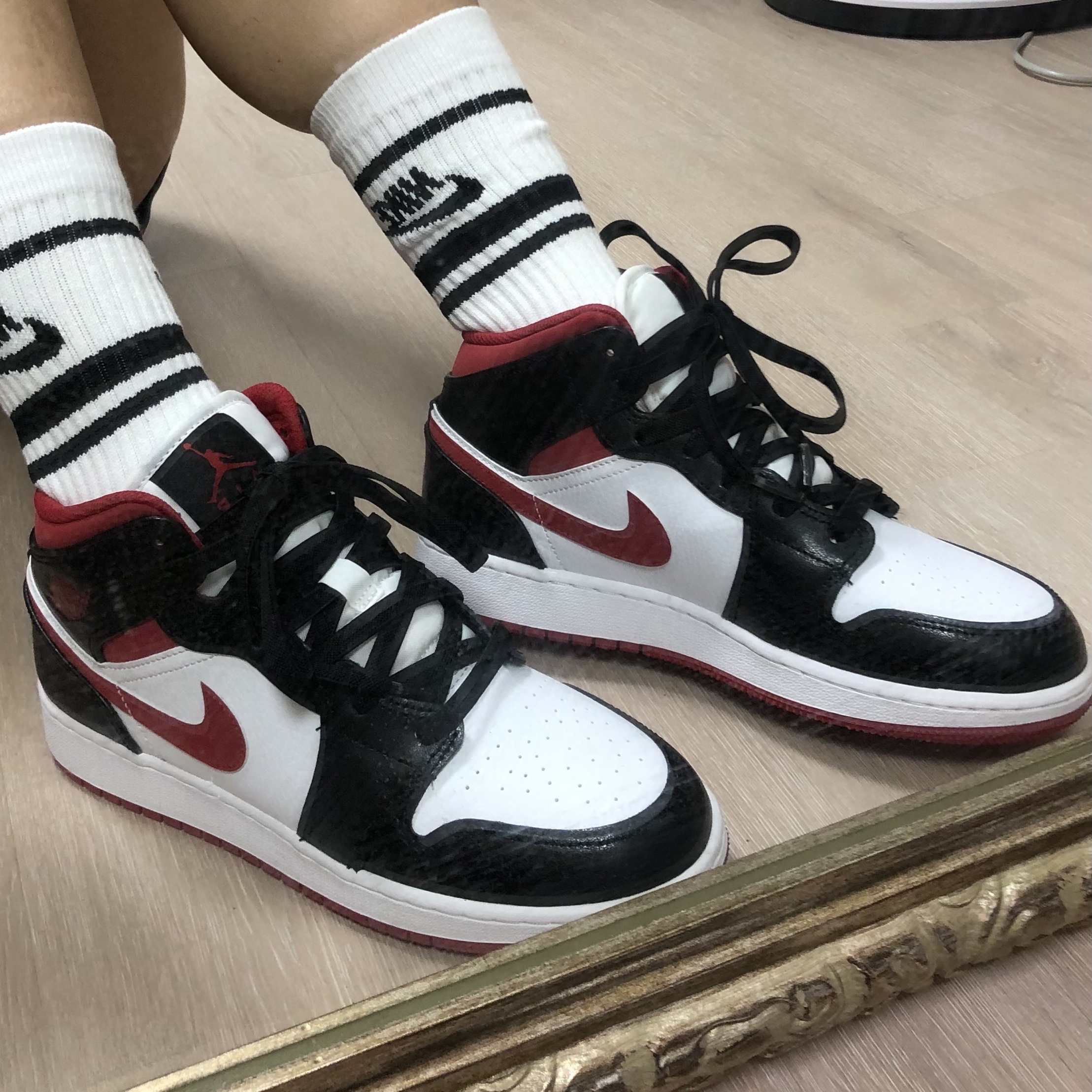 (GS) Jordan 1 Mid Gym Red Black White 착용 스타일 - 2