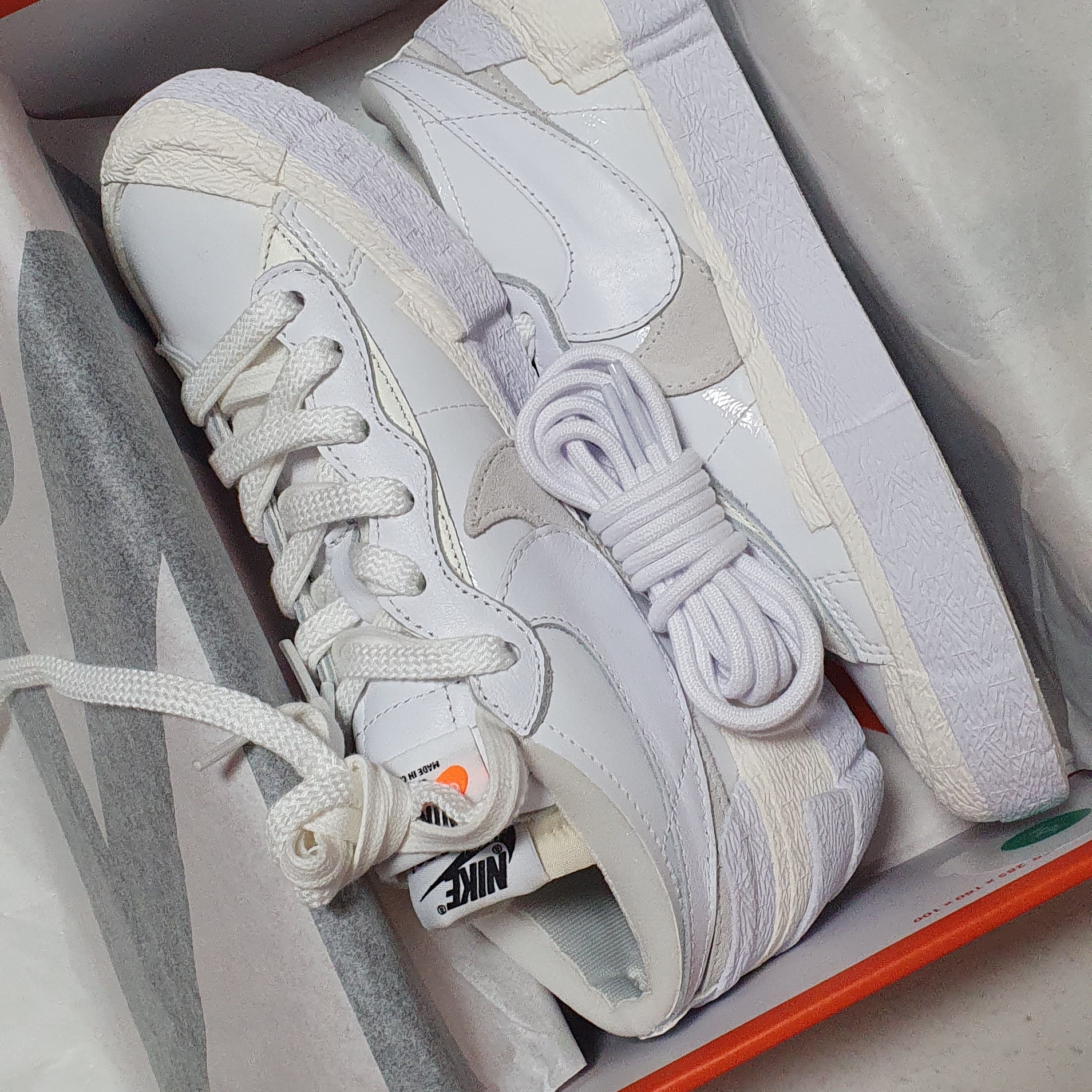 Nike x Sacai Blazer Low White Patent Leather 착용 스타일 - 2