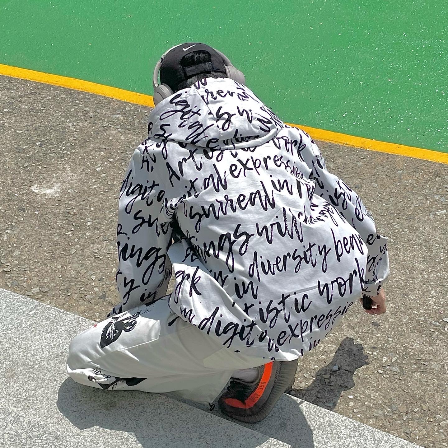 Adidas Yeezy Boost 350 V2 Beluga - Reflective, Sony WH-1000XM4 Platinum Silver (Korean Ver.) 착용 스타일 - 2