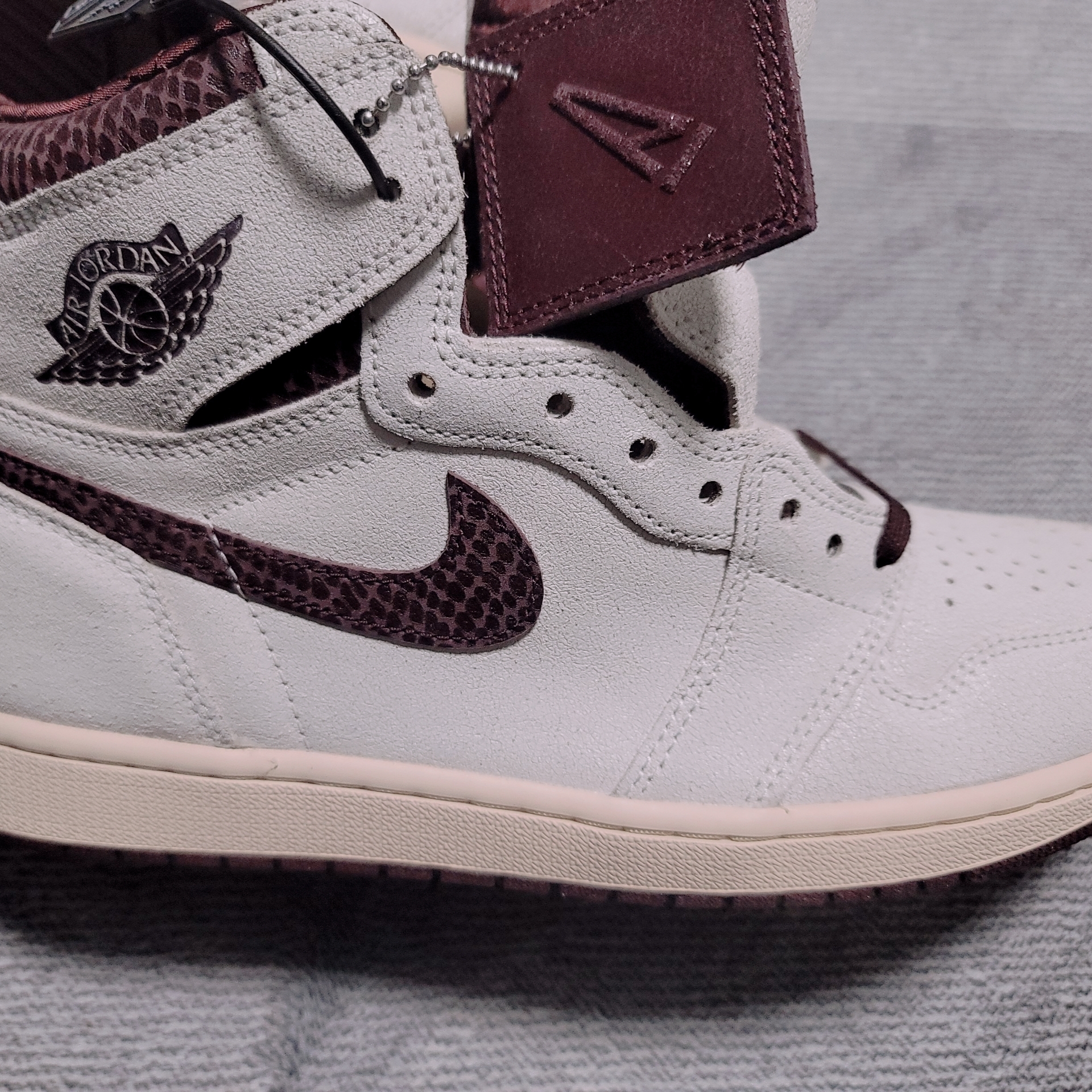 Jordan 1 x A Ma Maniere Retro High OG SP Sail and Burgundy 착용 스타일 - 4