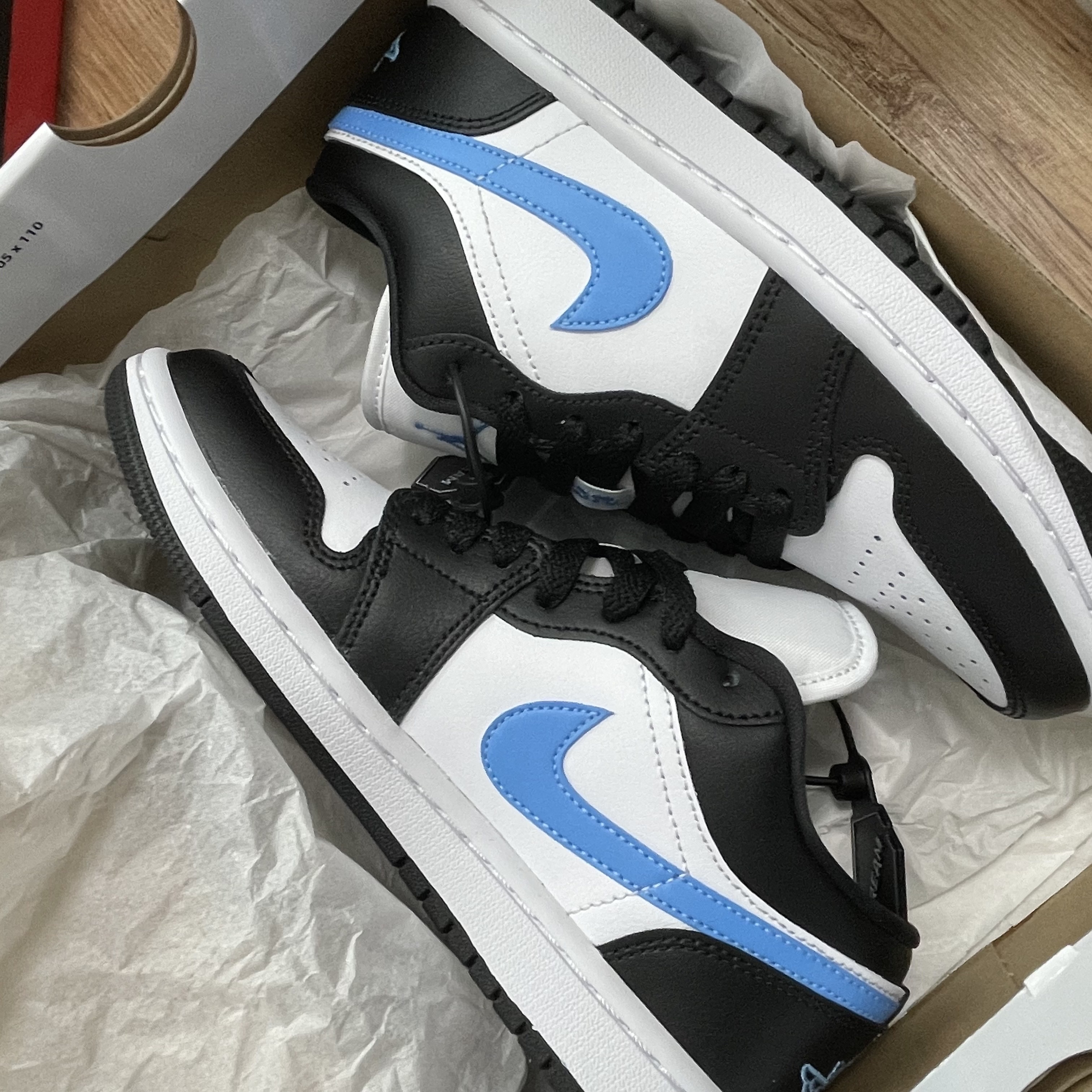 (W) Jordan 1 Low Black University Blue, (W) Jordan 1 Elevate Low White Onyx 착용 스타일 - 2