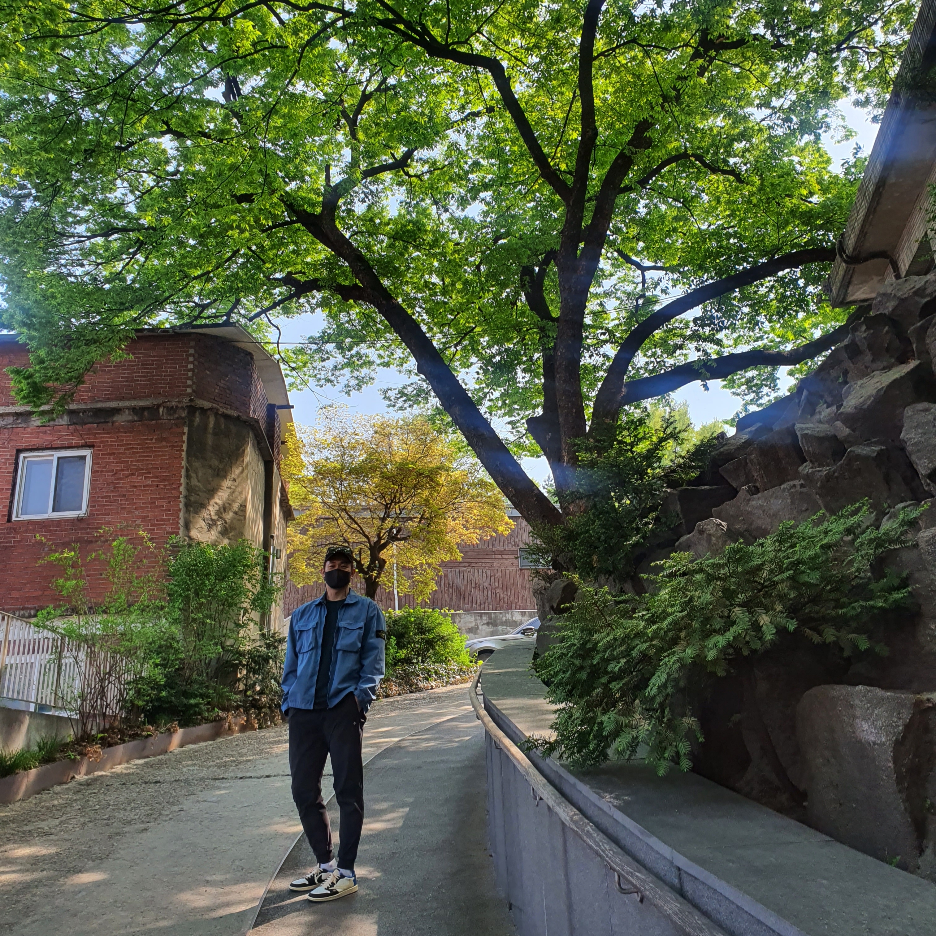 IAB Studio x Yonex T-Shirt Green, Jordan 1 x Travis Scott x Fragment Retro Low OG SP Military Blue 착용 스타일 - 3