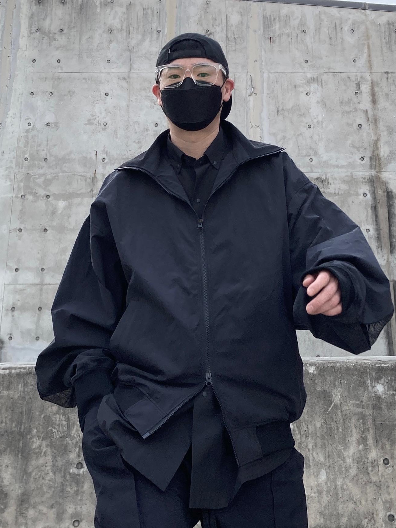 Essentials Backless Sneakers Black Grey, Essentials x New Era Retro Crown Strapback Black 착용 스타일 - 5