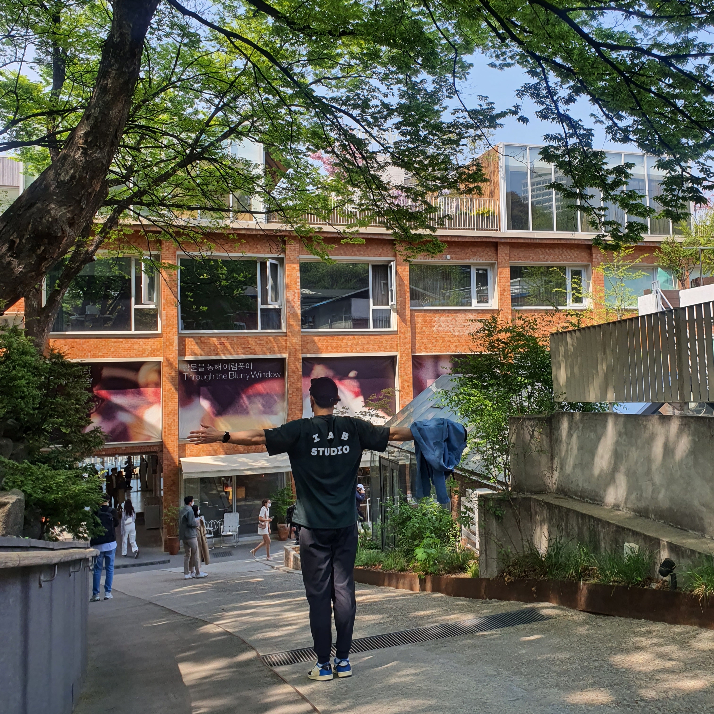 IAB Studio x Yonex T-Shirt Green, Jordan 1 x Travis Scott x Fragment Retro Low OG SP Military Blue 착용 스타일 - 1