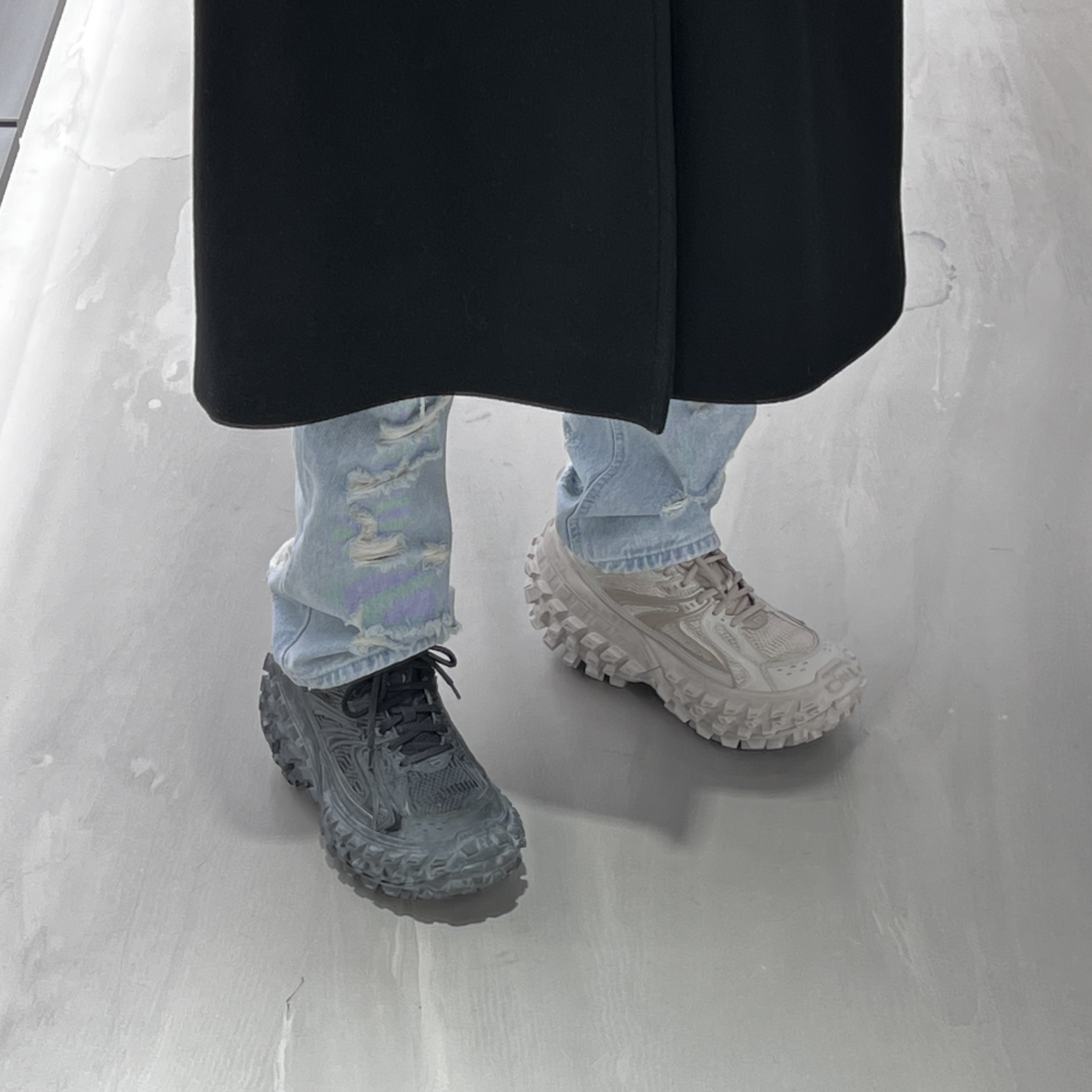Balenciaga Defender Sneakers Beige, Balenciaga Defender Sneakers Black 착용 스타일