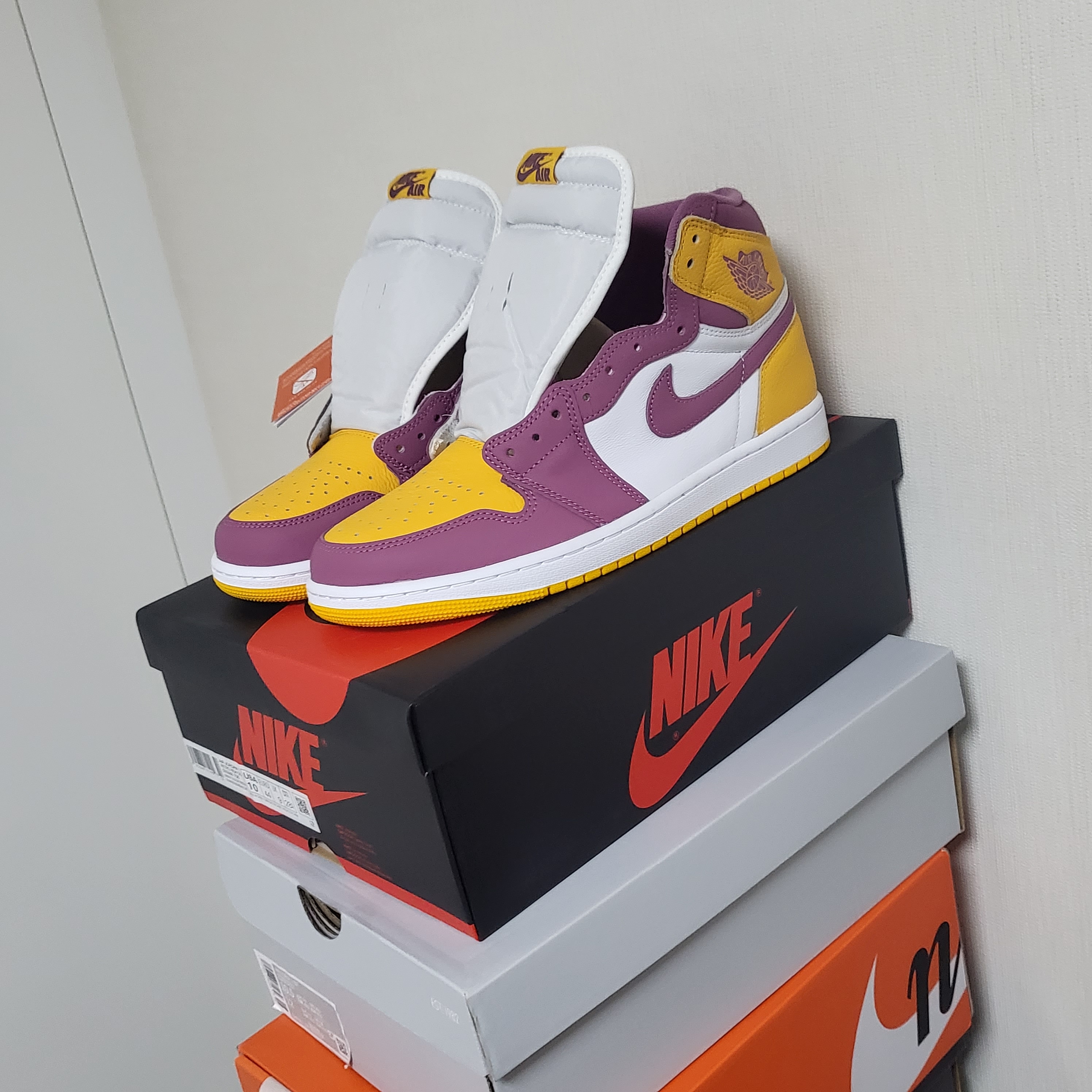 Jordan 1 Retro High OG University Gold Light Bordeaux 착용 스타일