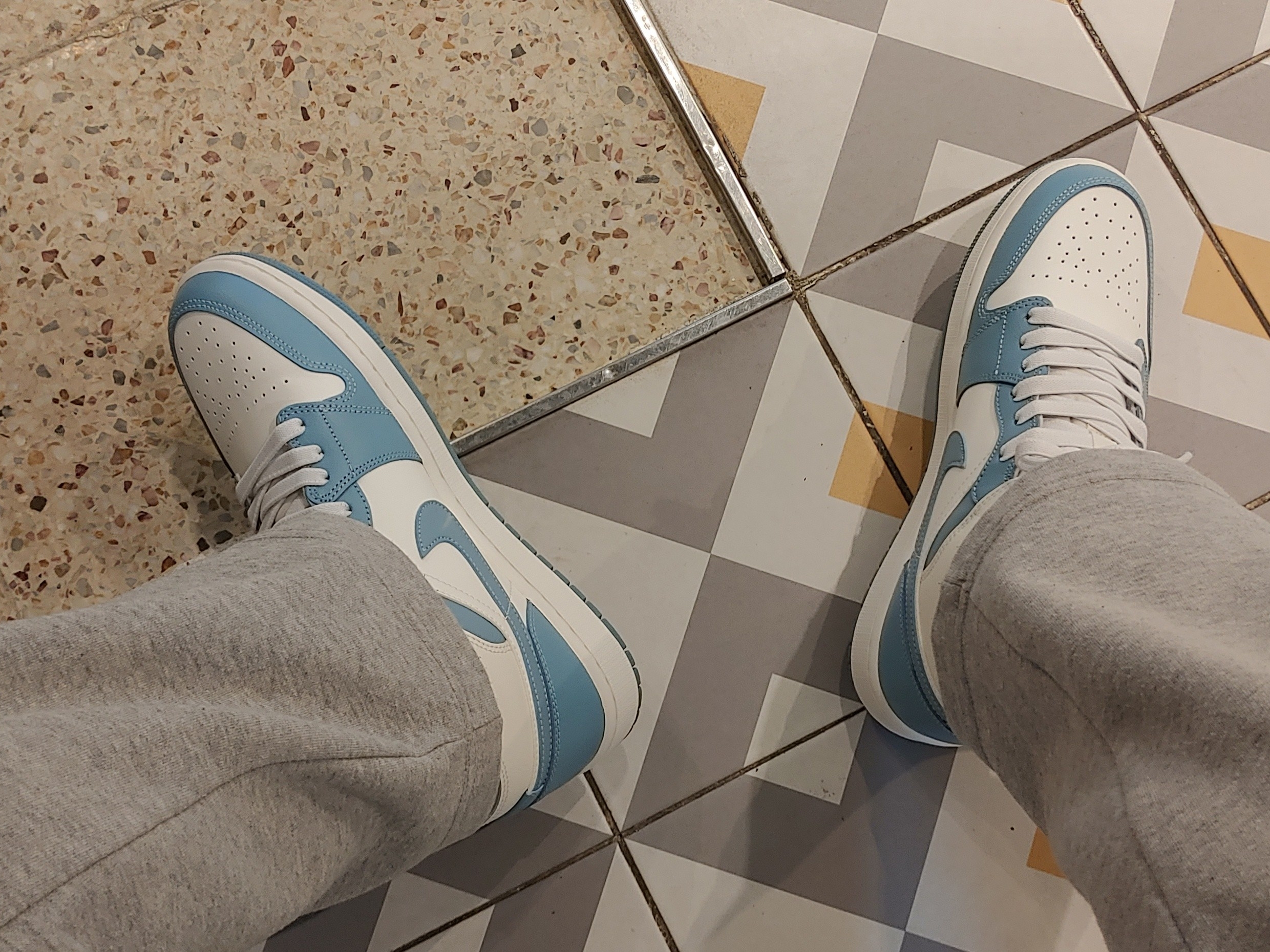 (W) Jordan 1 Mid Sail and Worn Blue, Jordan 1 Mid Bred Banned 2020 착용 스타일 - 2