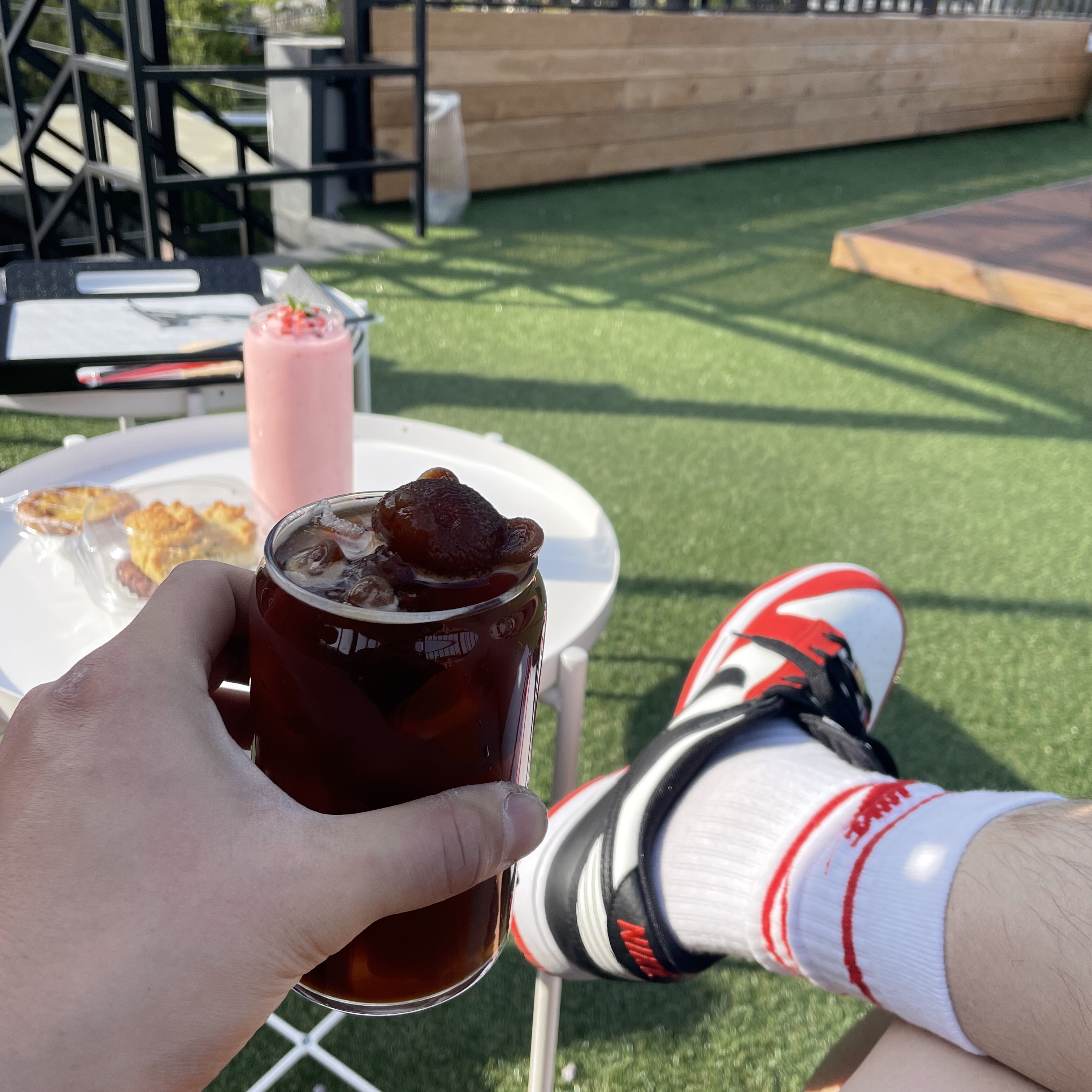 Nike x NBA Dunk Low Retro EMB Black and Chile Red 착용 스타일 - 2