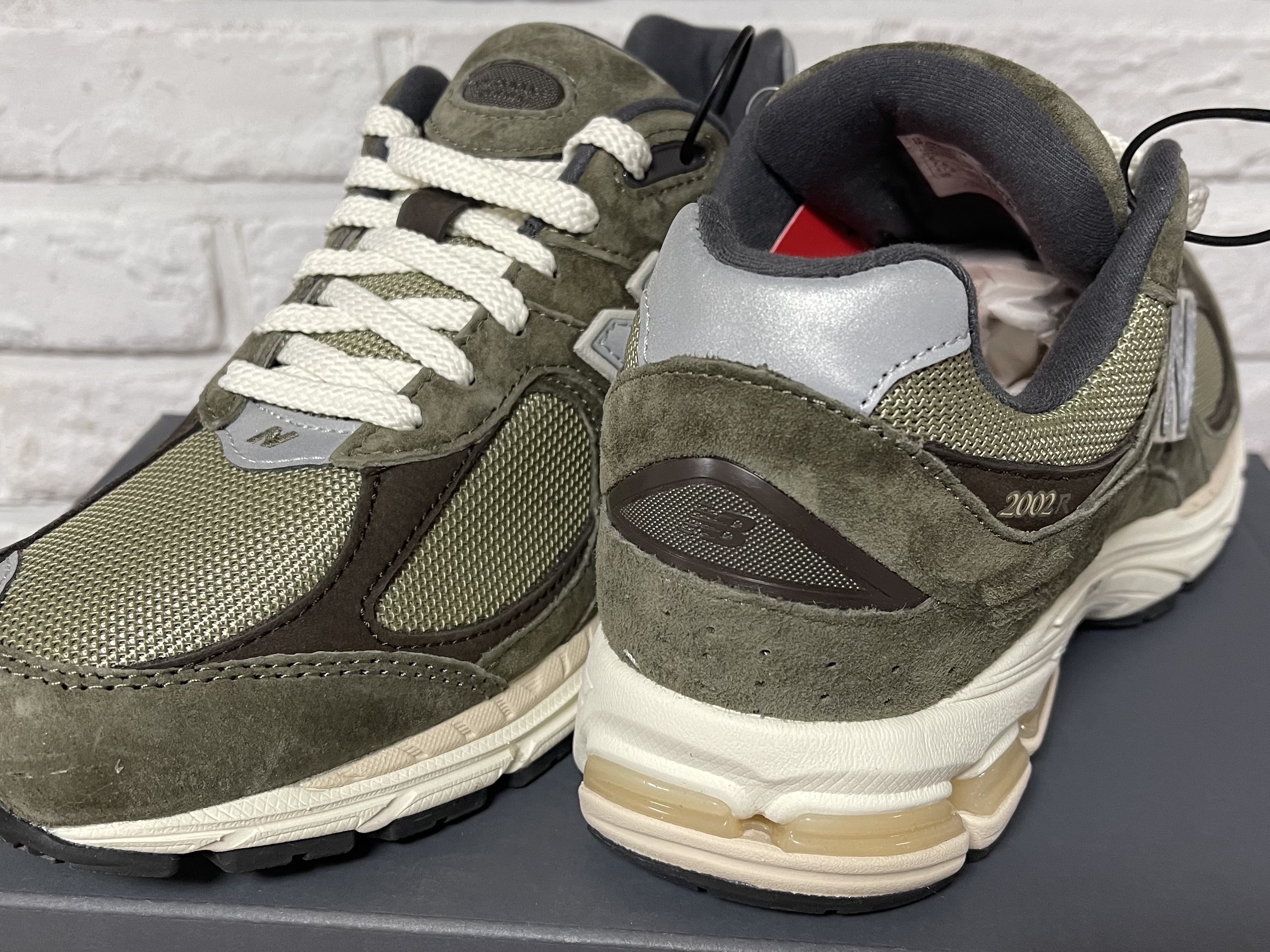 New Balance 2002R Special Vintage Khaki 착용 스타일