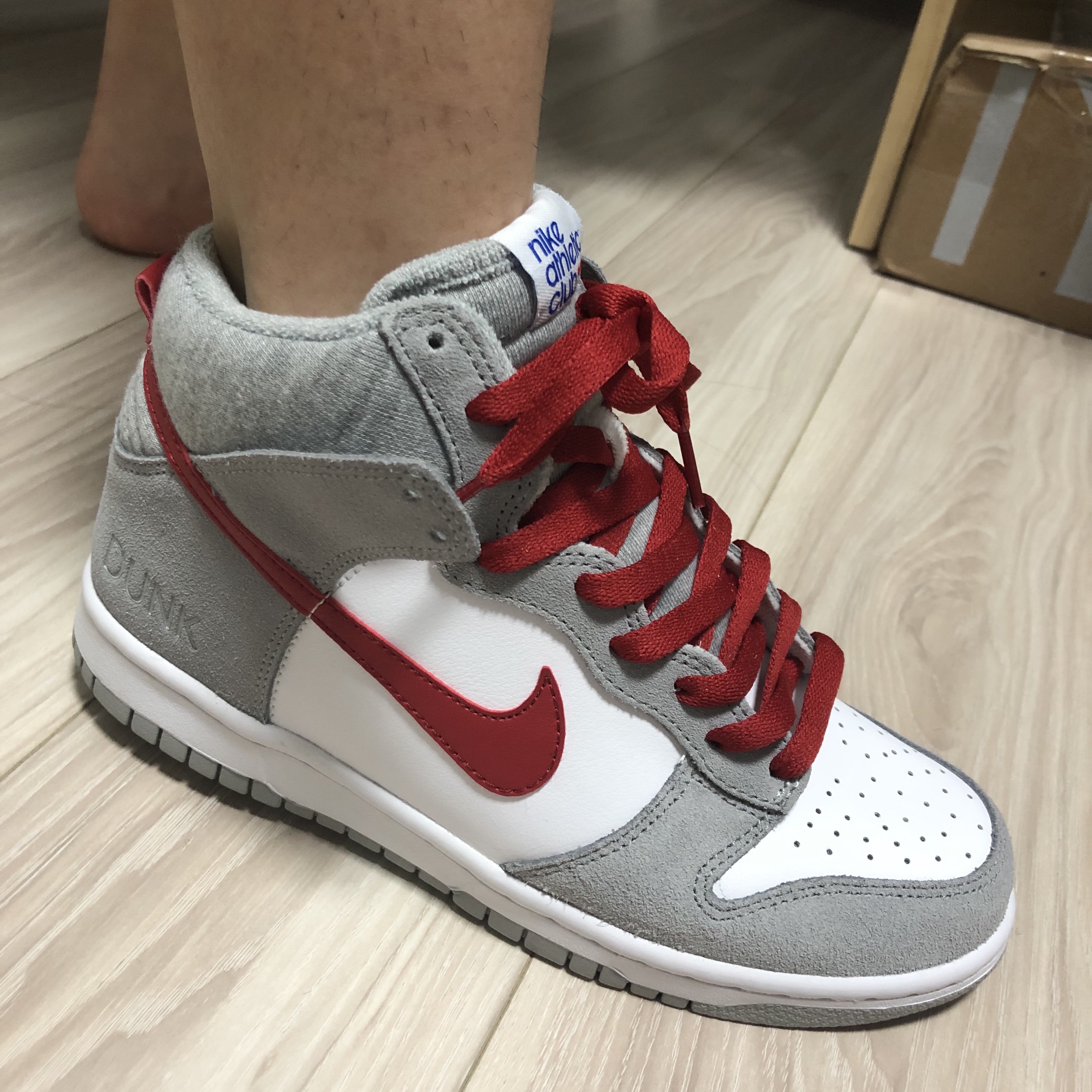 (GS) Nike Dunk High SE Athletic Club Grey Red 착용 스타일 - 2
