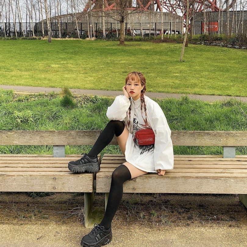 Supreme Small Shoulder Bag Dark Red - 20SS, Supreme Small Shoulder Bag Black - 20SS 착용 스타일 - 3