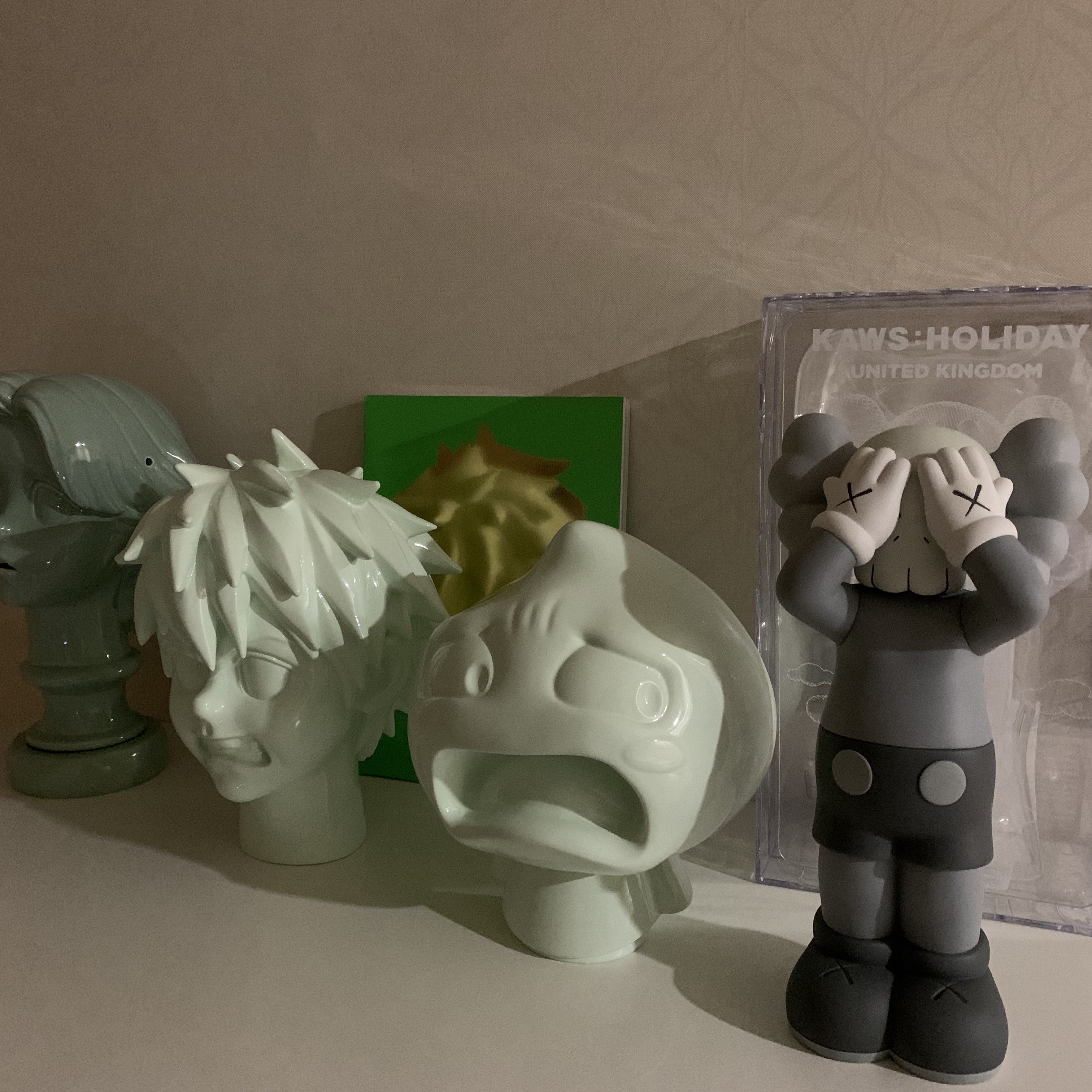 Kaws Holiday UK Vinyl Figure Grey 착용 스타일