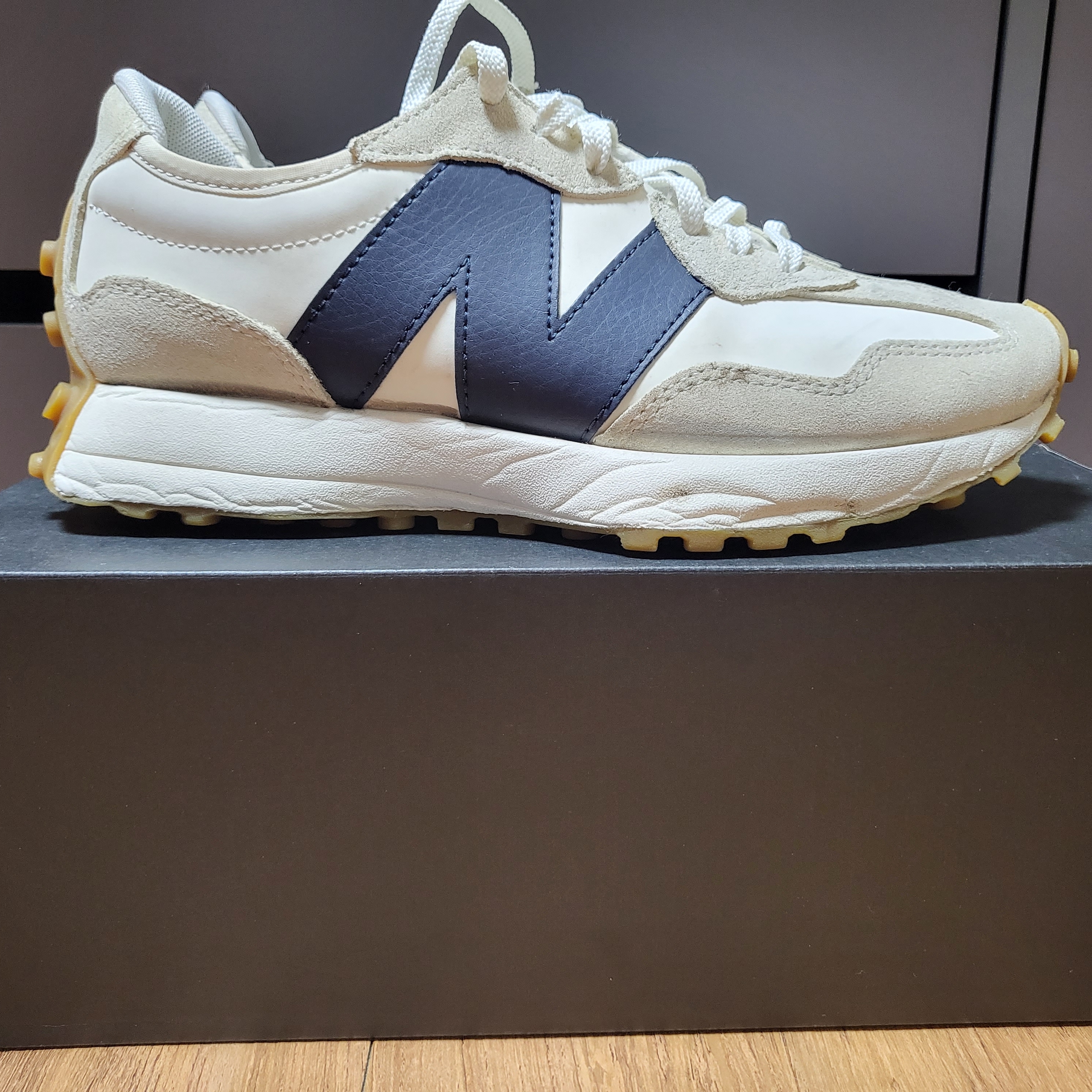 (W) New Balance 327 Beige Gum 착용 스타일
