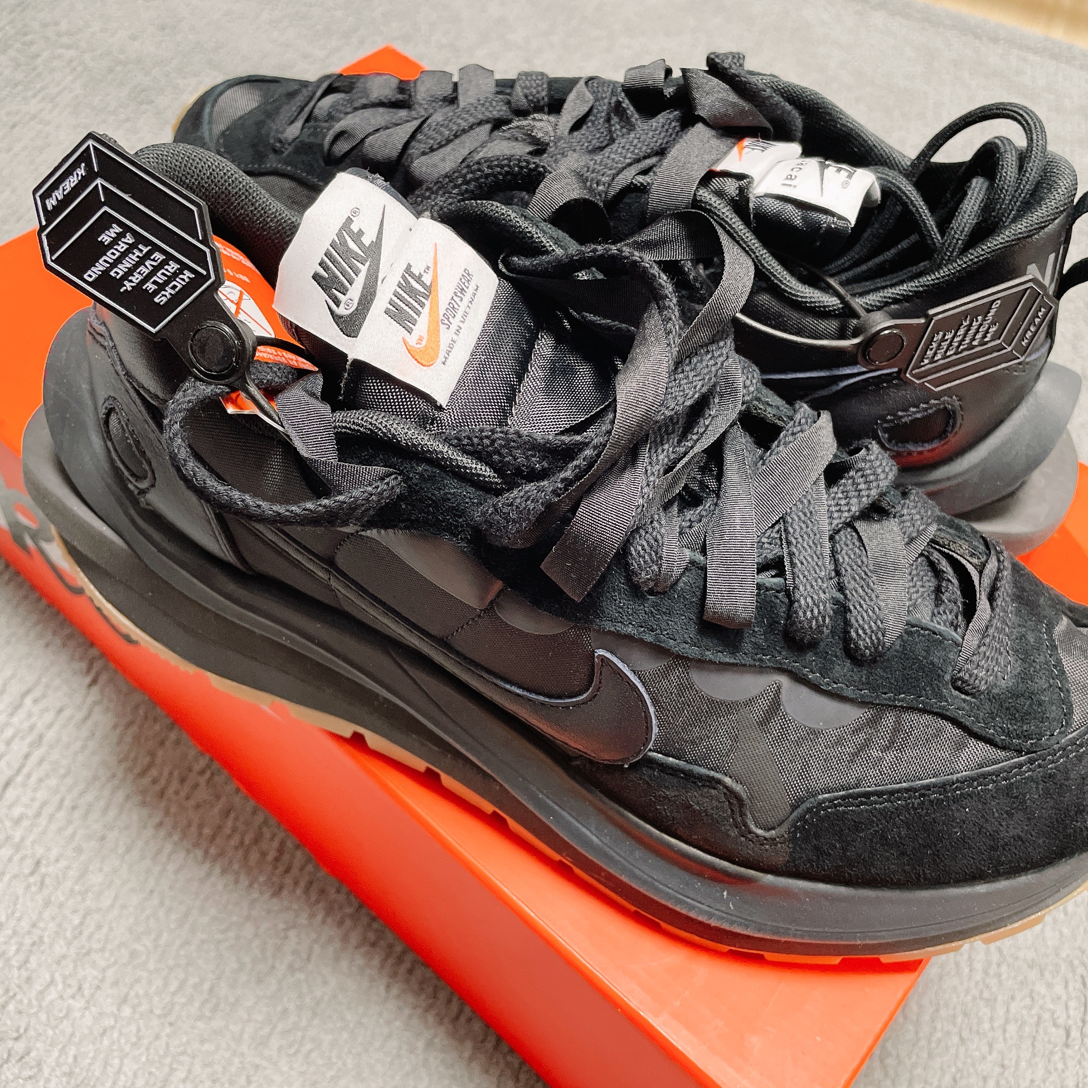Nike x Sacai VaporWaffle Black and Gum 착용 스타일