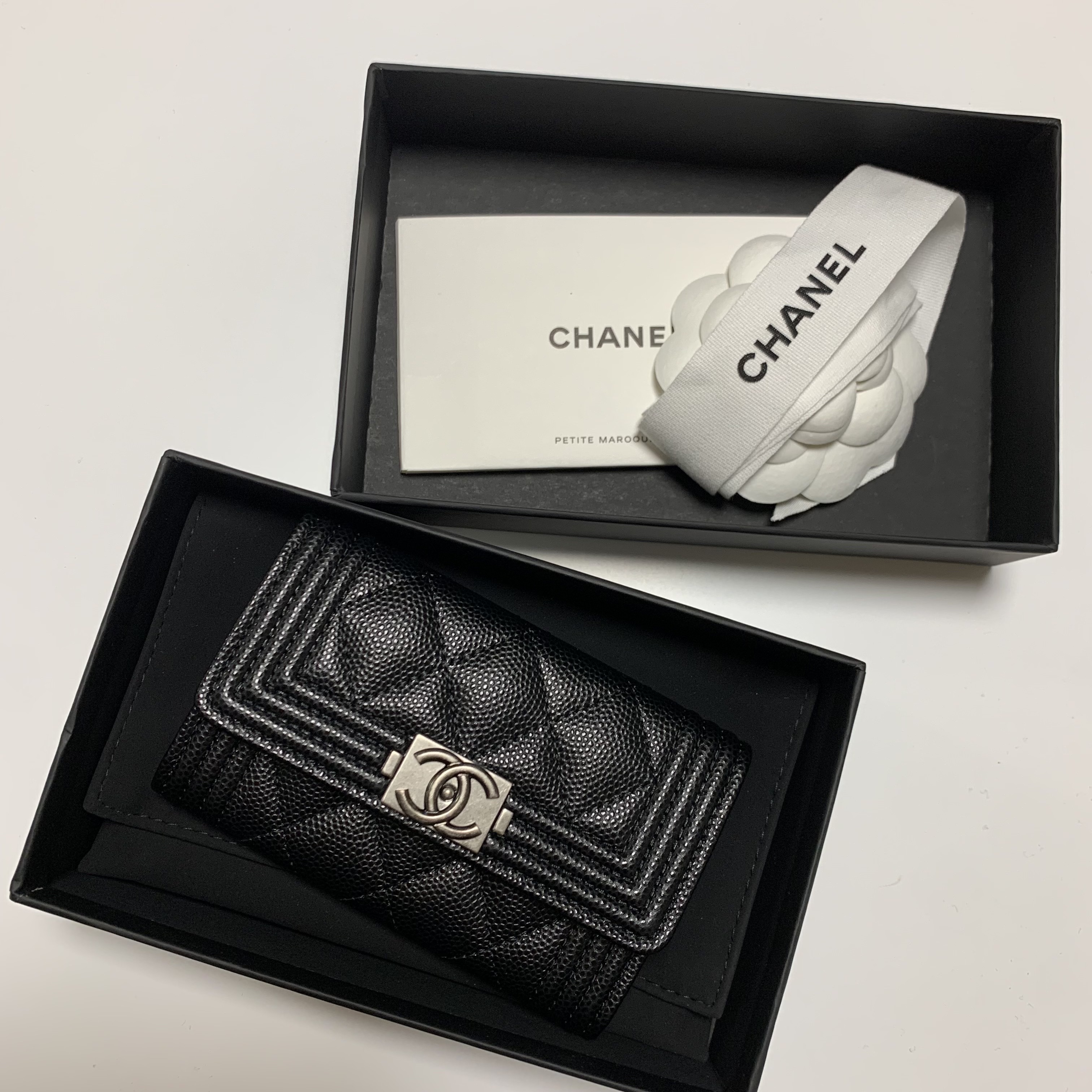 Chanel Boy Chanel Flap Card Holder Grained Calfskin & Ruthenium Black 착용 스타일