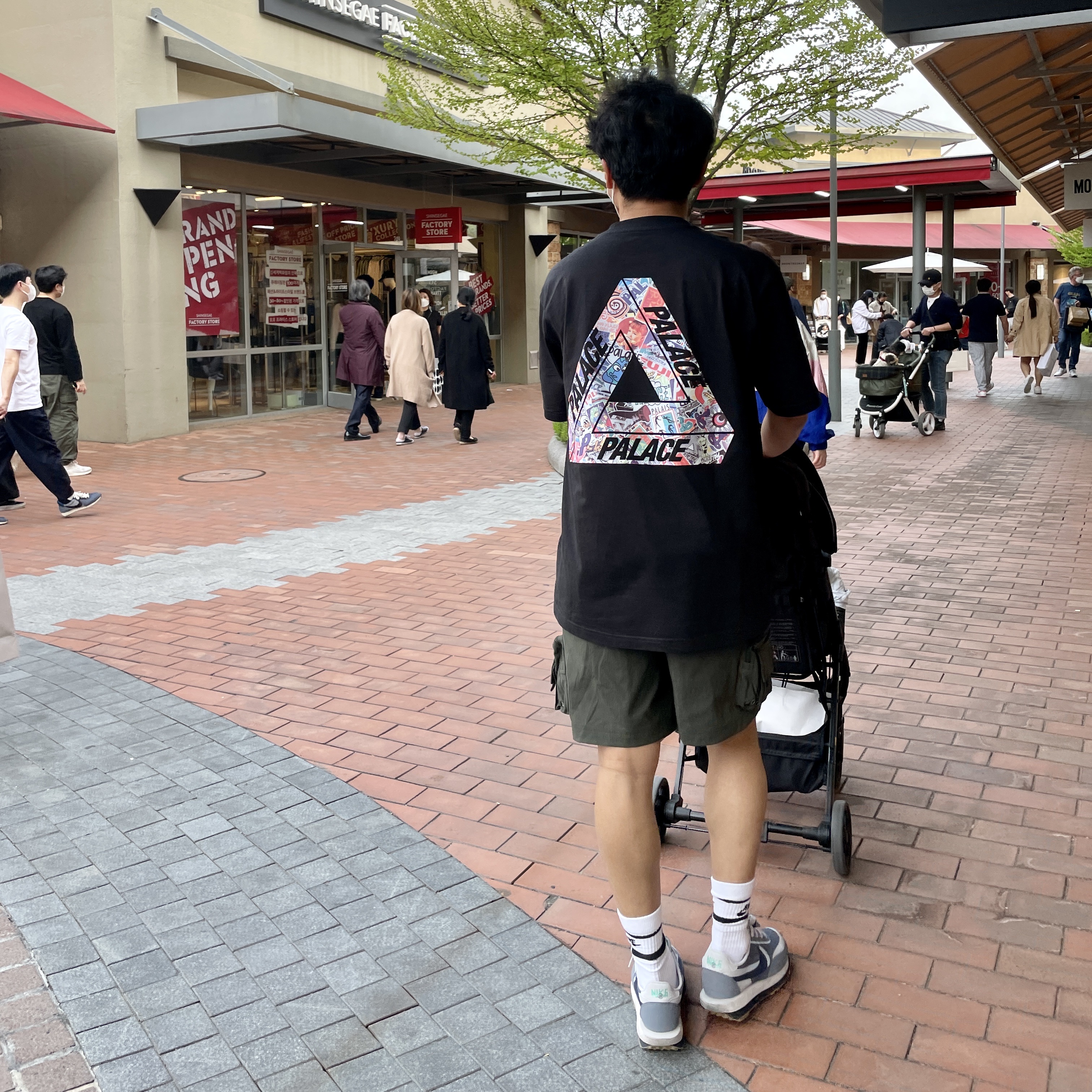 Palace Tri-Sticker Pack T-Shirt Black - 21FW, Nike ACG Cargo Shorts Sequoia - Asia 착용 스타일