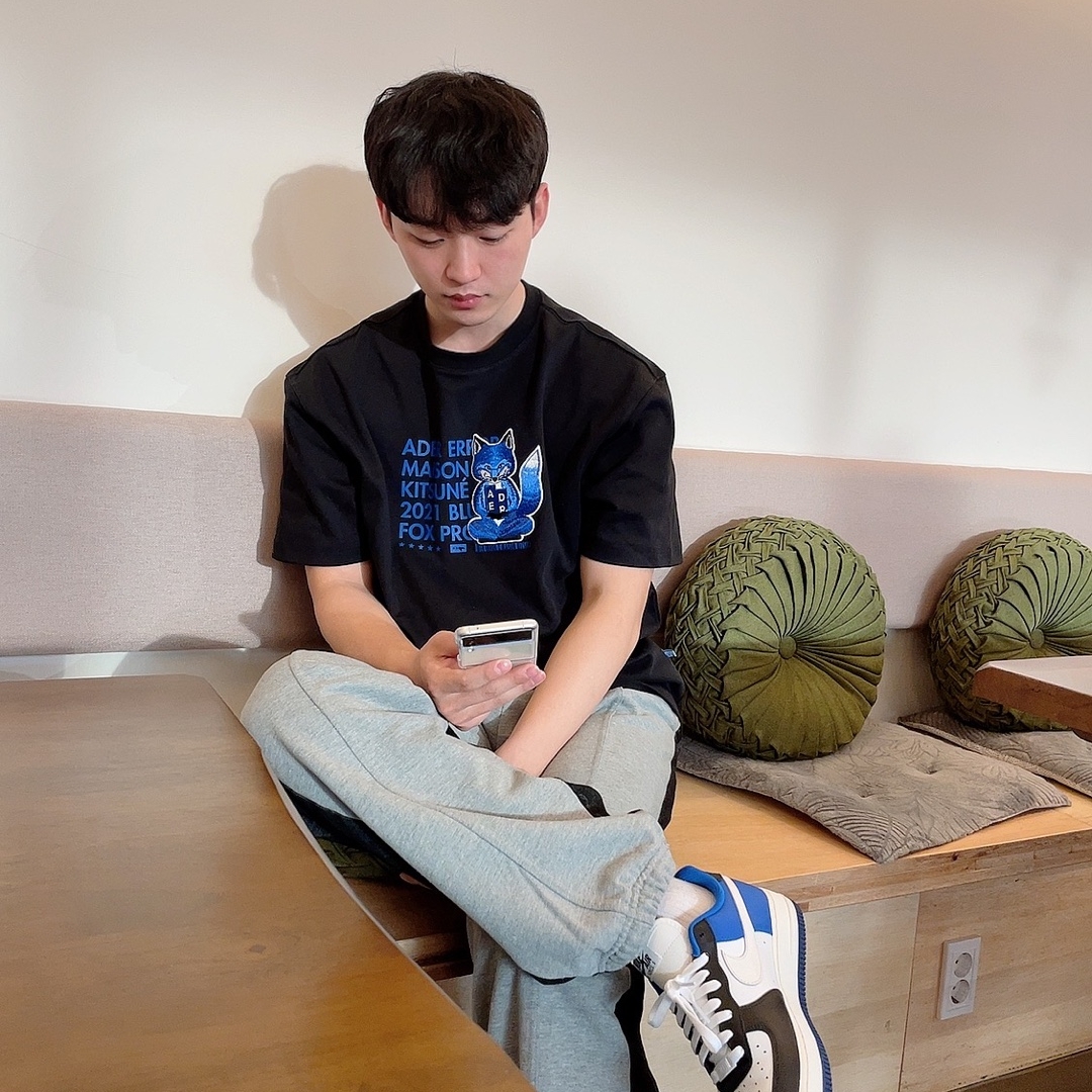 Maison Kitsune x Ader Error Meditation Fox T-Shirt Black 착용 스타일
