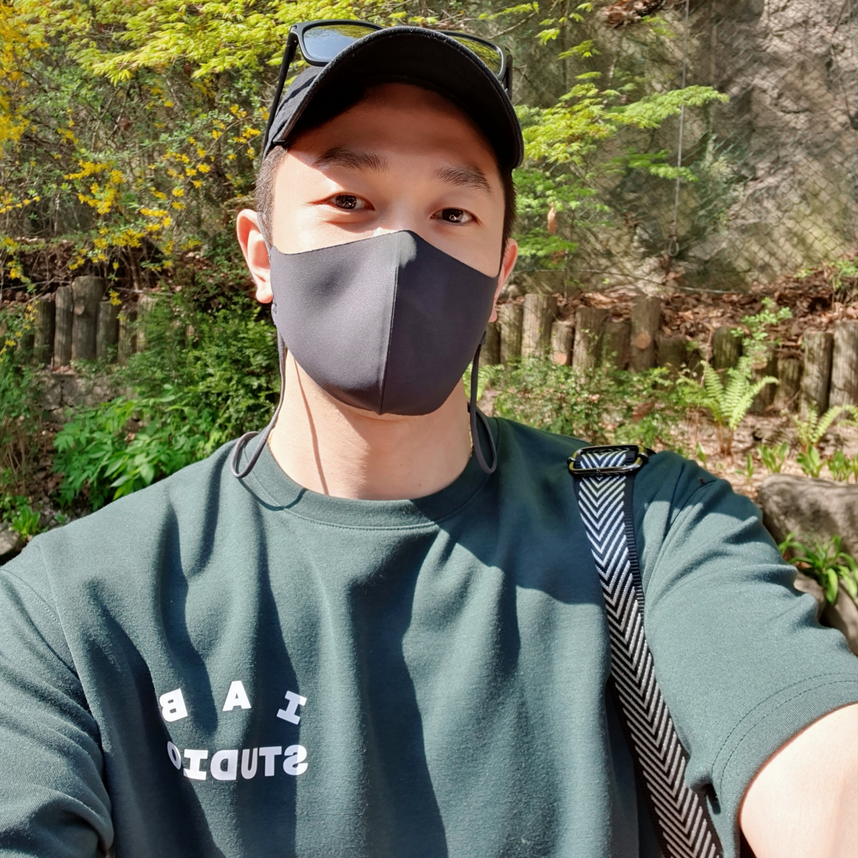 IAB Studio x Yonex T-Shirt Green, Jordan 1 x Travis Scott x Fragment Retro Low OG SP Military Blue 착용 스타일 - 5