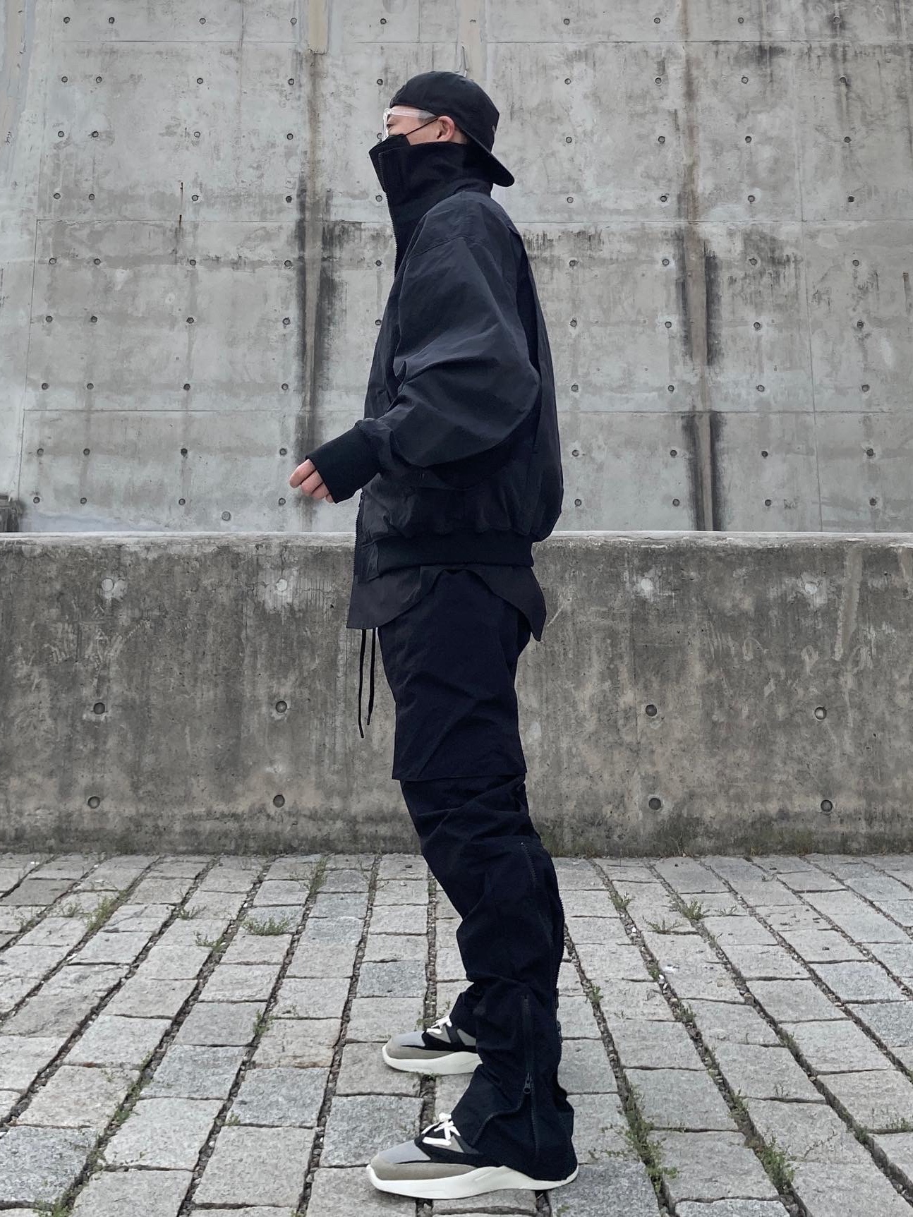 Essentials Backless Sneakers Black Grey, Essentials x New Era Retro Crown Strapback Black 착용 스타일 - 1