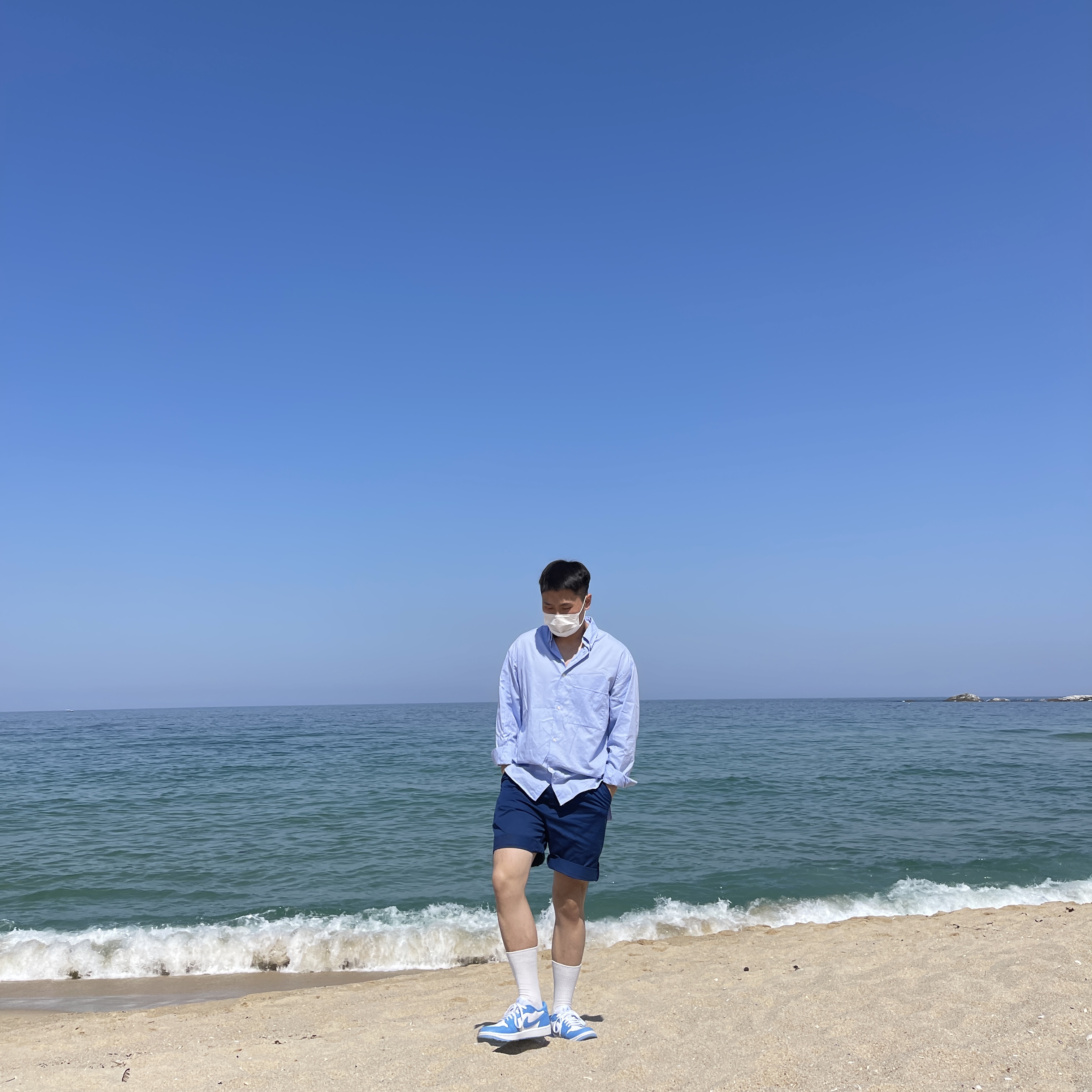 Jordan 1 Low Golf White and University Blue 착용 스타일 - 1