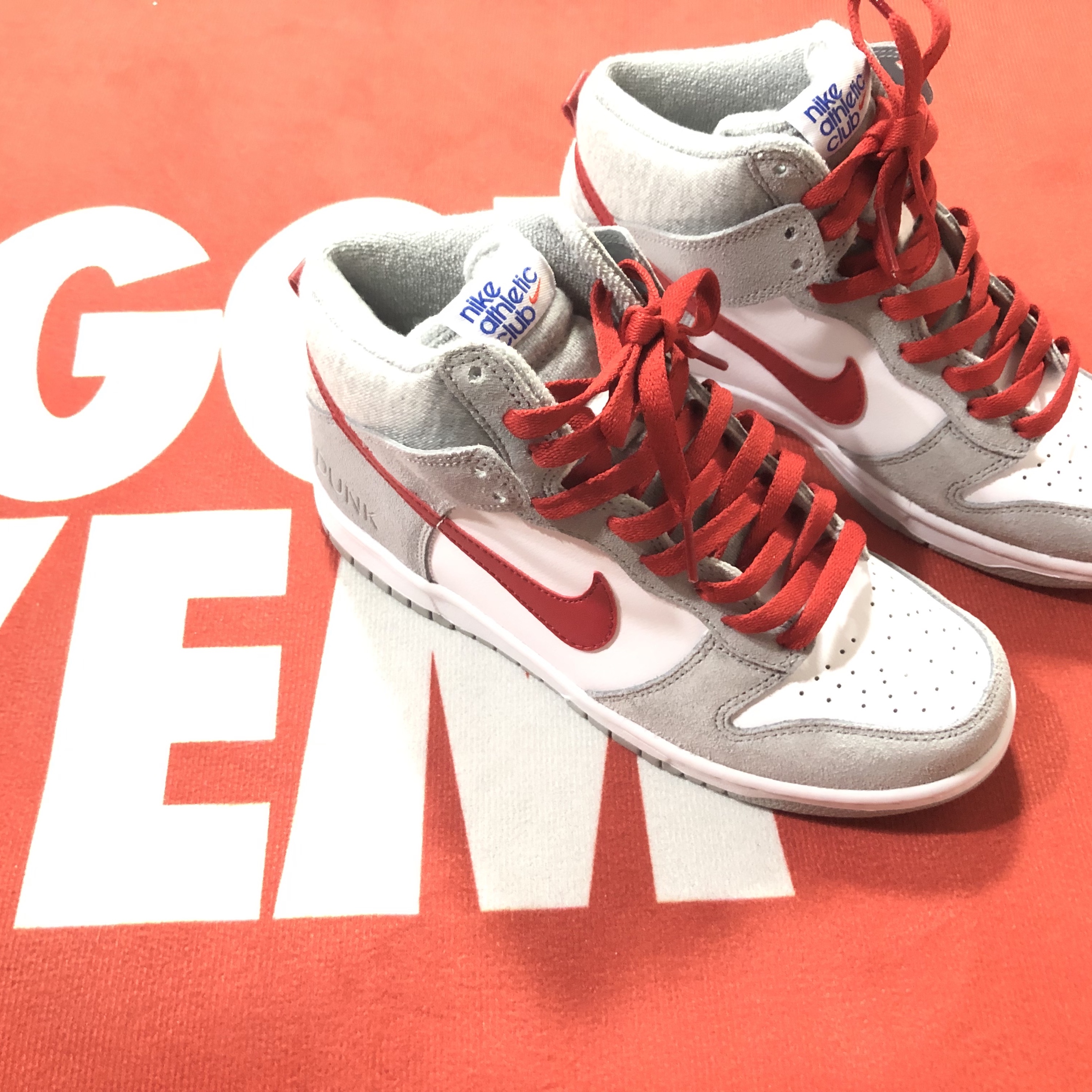 (GS) Nike Dunk High SE Athletic Club Grey Red 착용 스타일 - 1