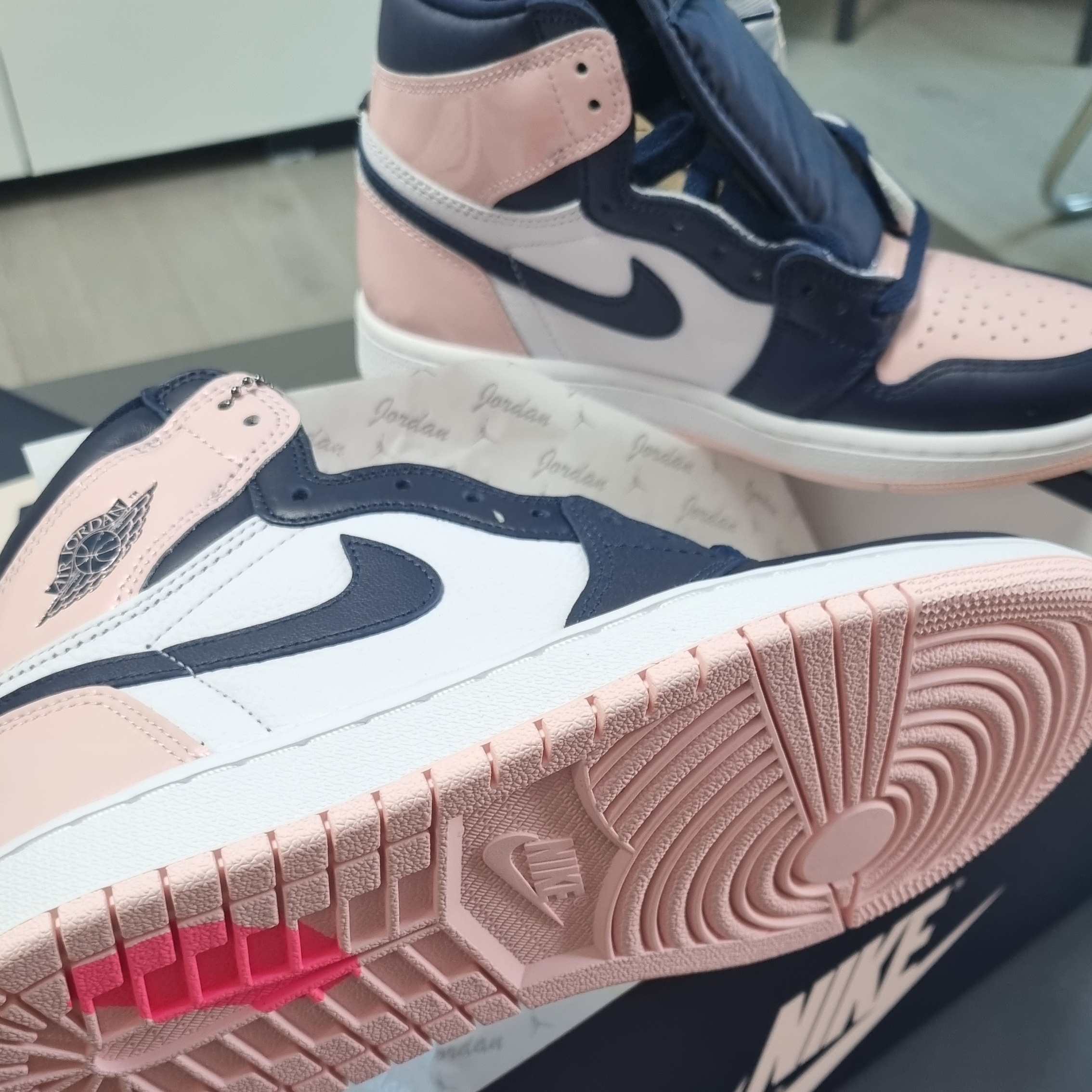 (W) Jordan 1 Retro High OG Atmosphere 착용 스타일 - 2