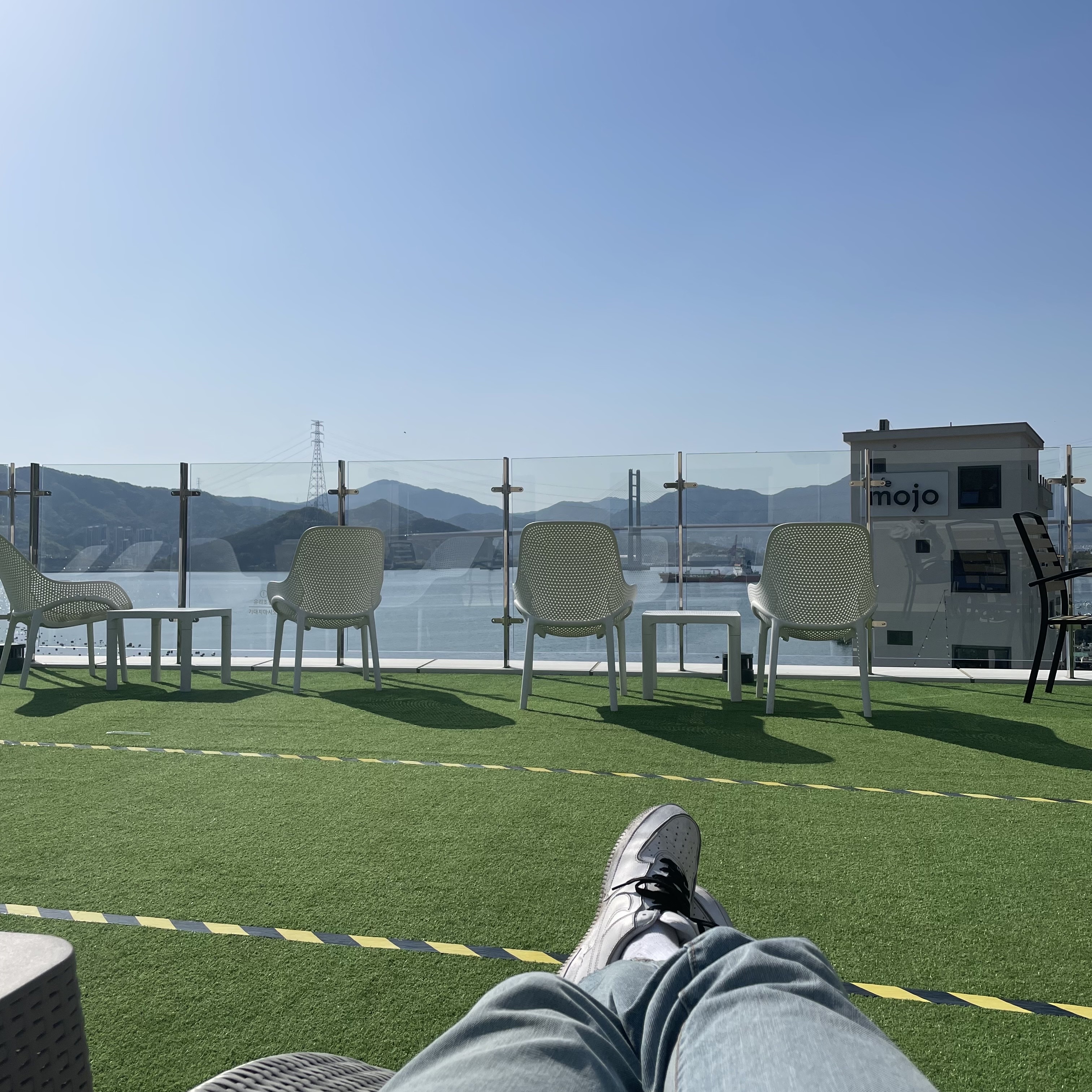 Nike Air Force 1/1 Triple White 착용 스타일