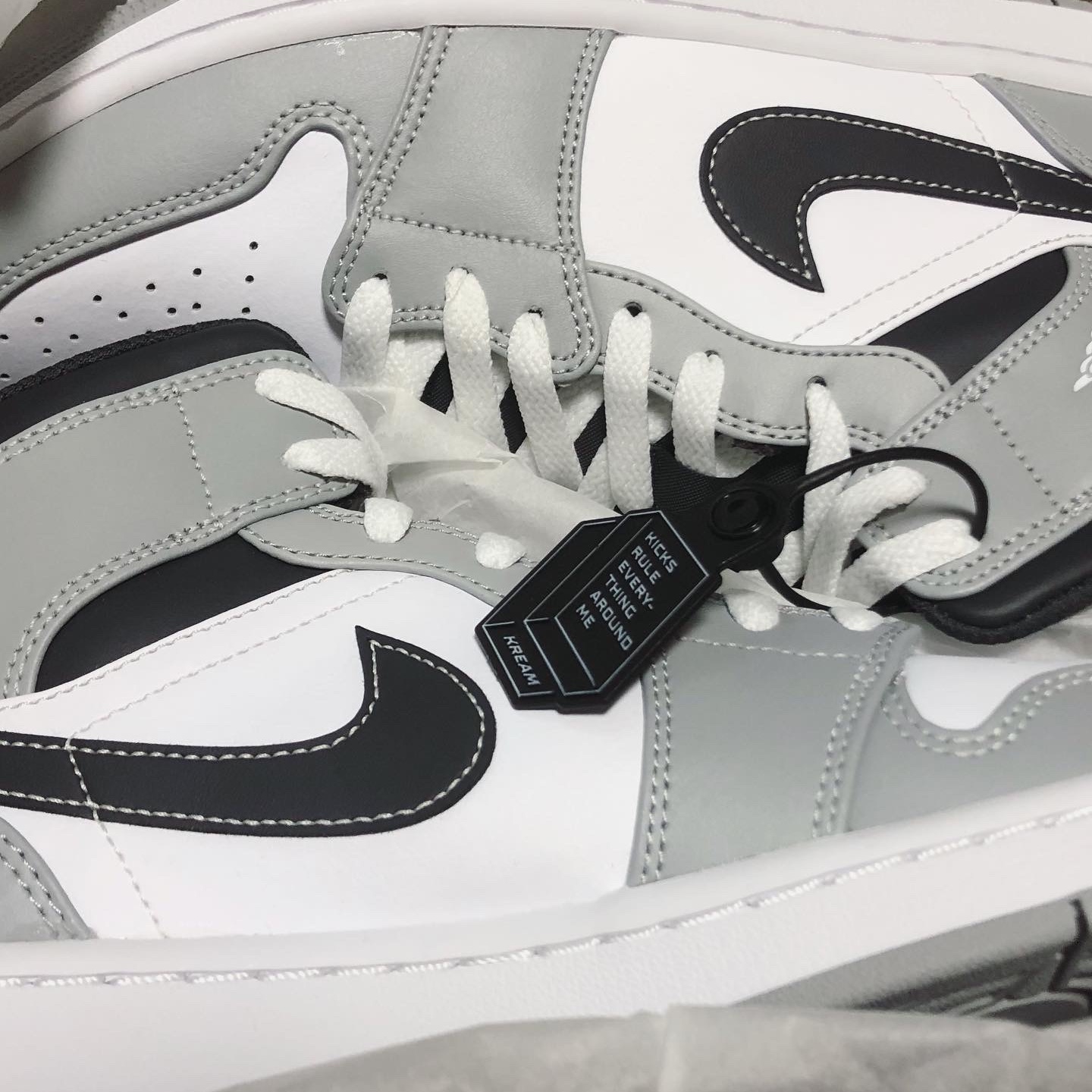 Jordan 1 Mid Light Smoke Grey Anthracite 착용 스타일 - 1