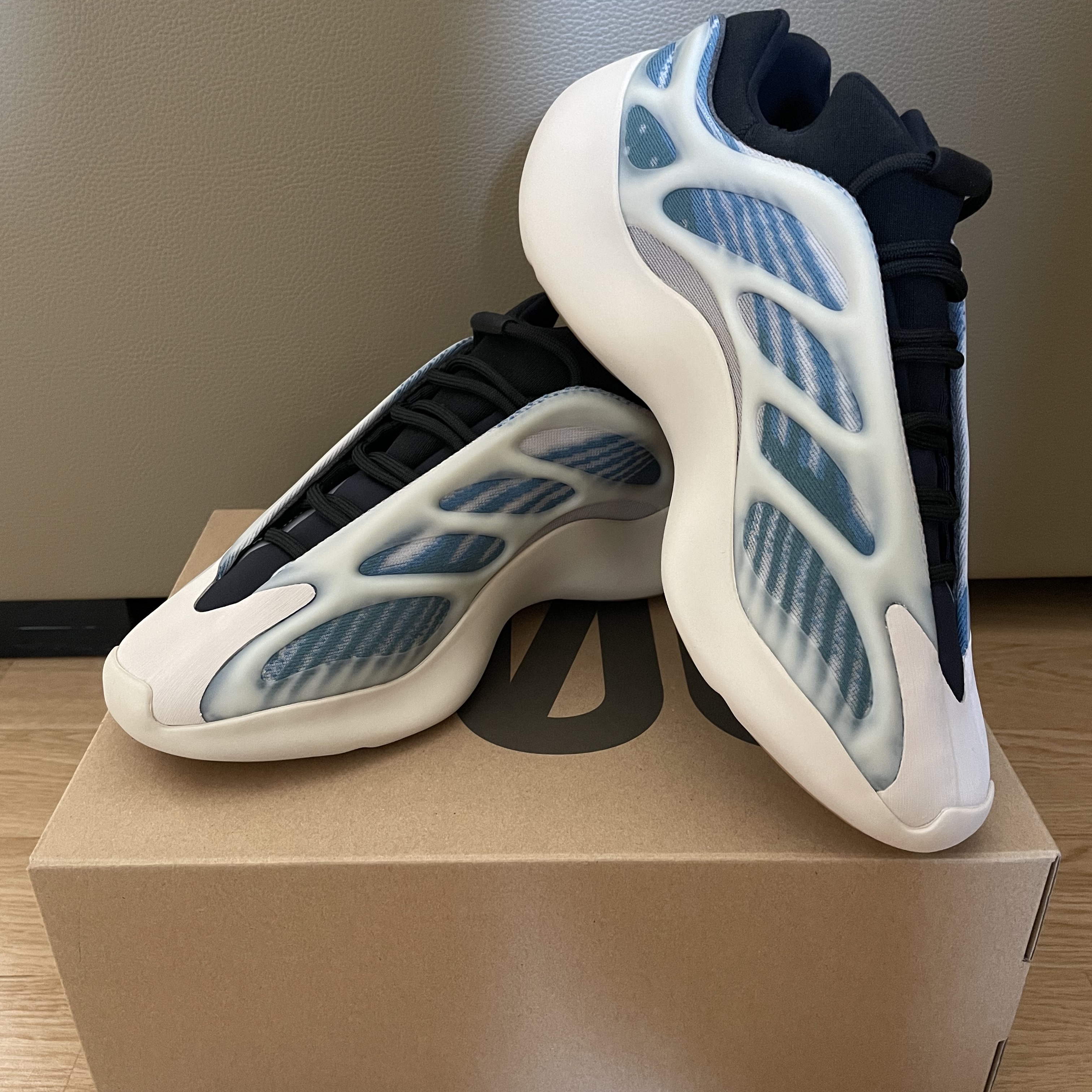 Adidas Yeezy 700 V3 Kyanite 착용 스타일