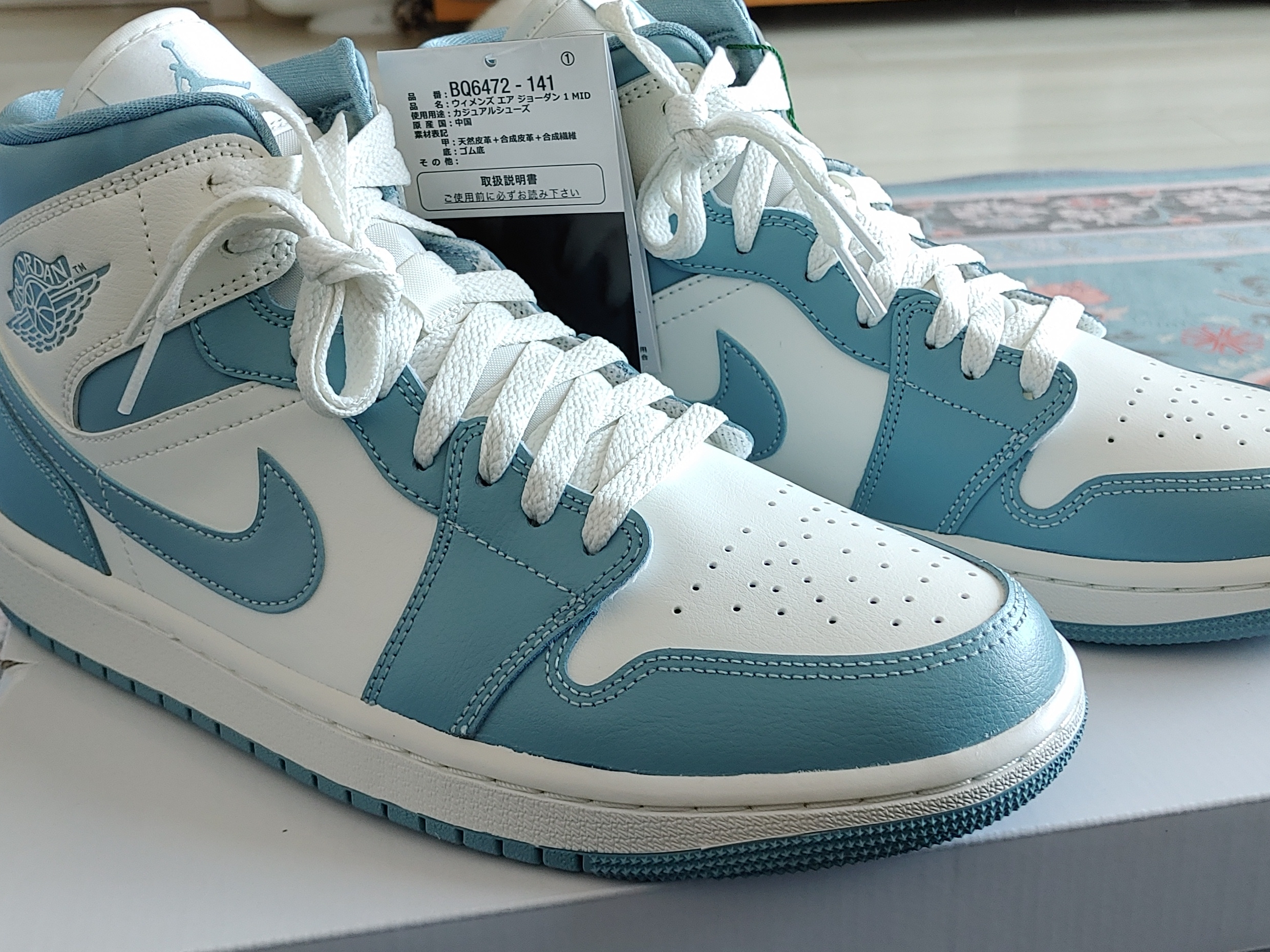 (W) Jordan 1 Mid Sail and Worn Blue, Jordan 1 Mid Bred Banned 2020 착용 스타일 - 1