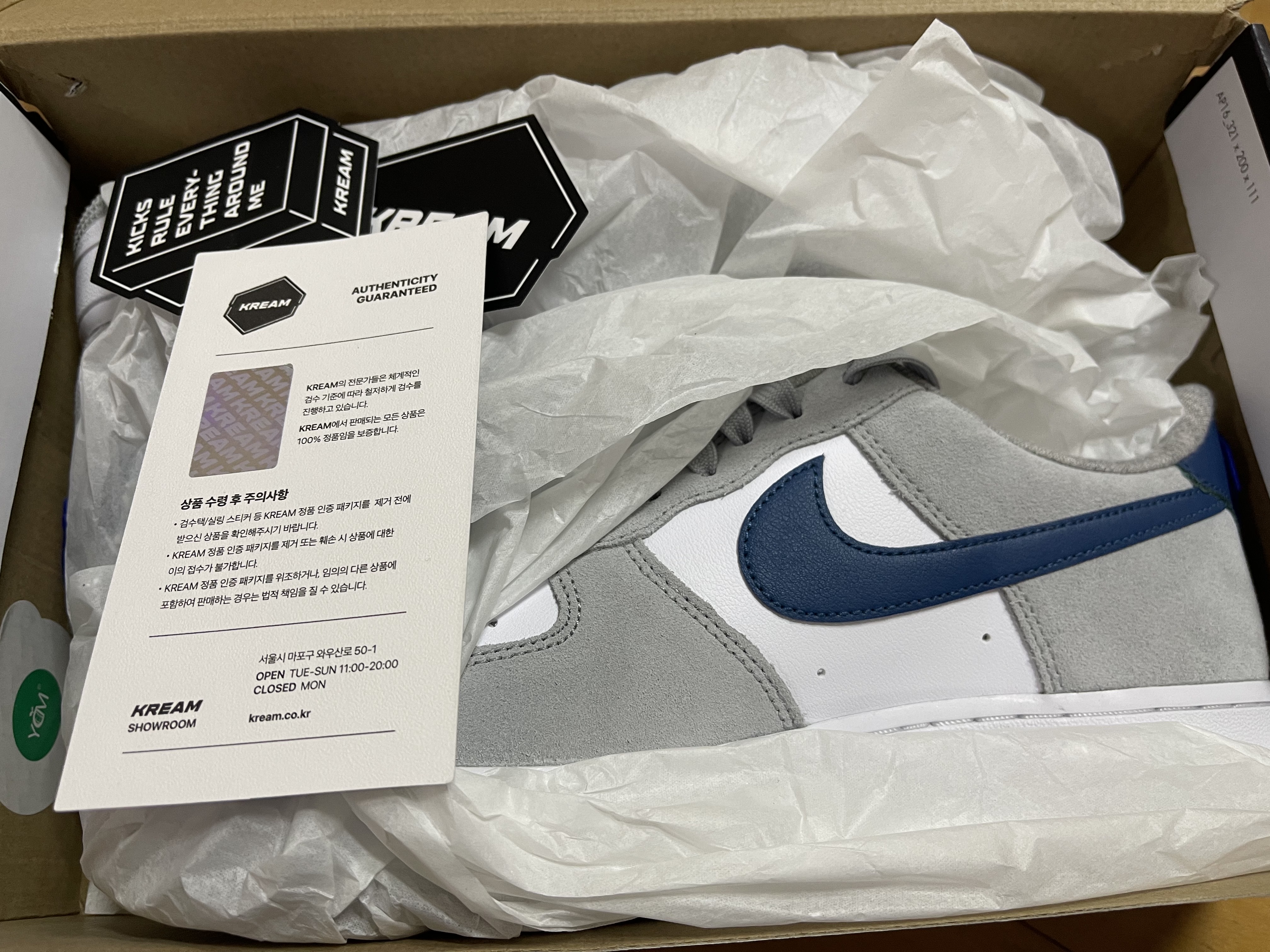 Nike Air Force 1 '07 LV8 Athletic Club Light Smoke Grey Marina 착용 스타일 - 1