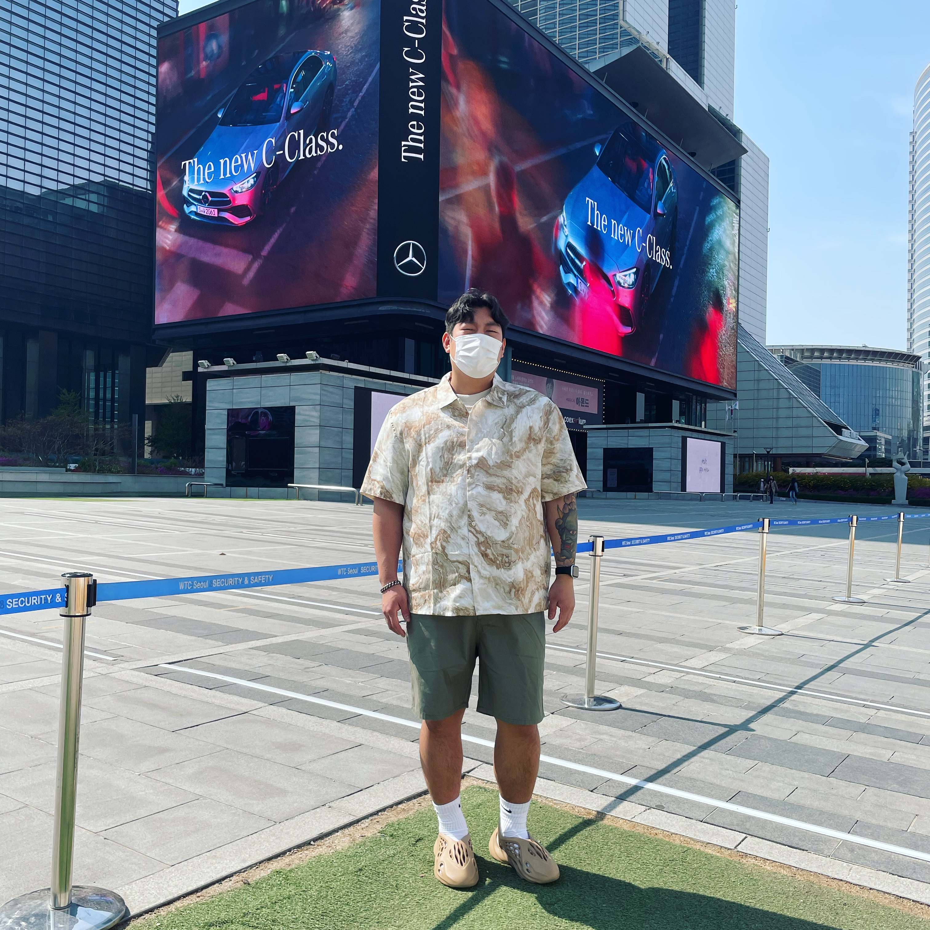 Adidas Yeezy Foam RNNR Ochre, Apple Watch Nike SE 44mm GPS Silver Aluminum Case with Nike Sport Band Pure Platinum Black (Korean Ver.) 착용 스타일