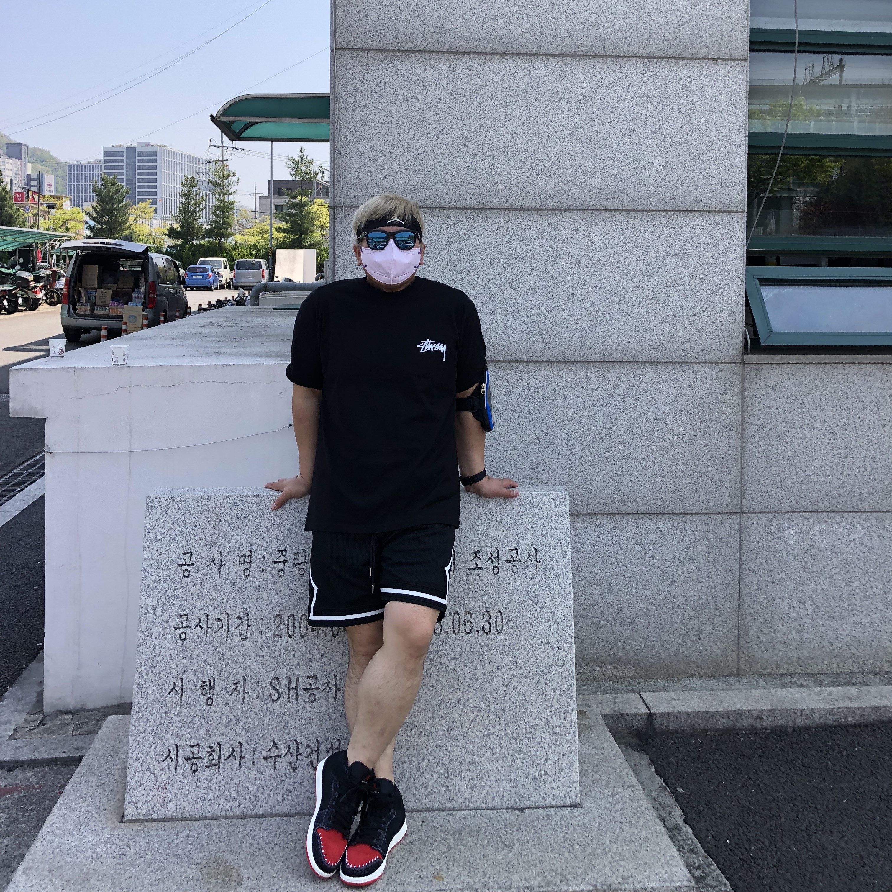Stussy Fuzzy Dice T-Shirt Black, Jordan 1 Mid SE Siempre Familia 착용 스타일 - 1