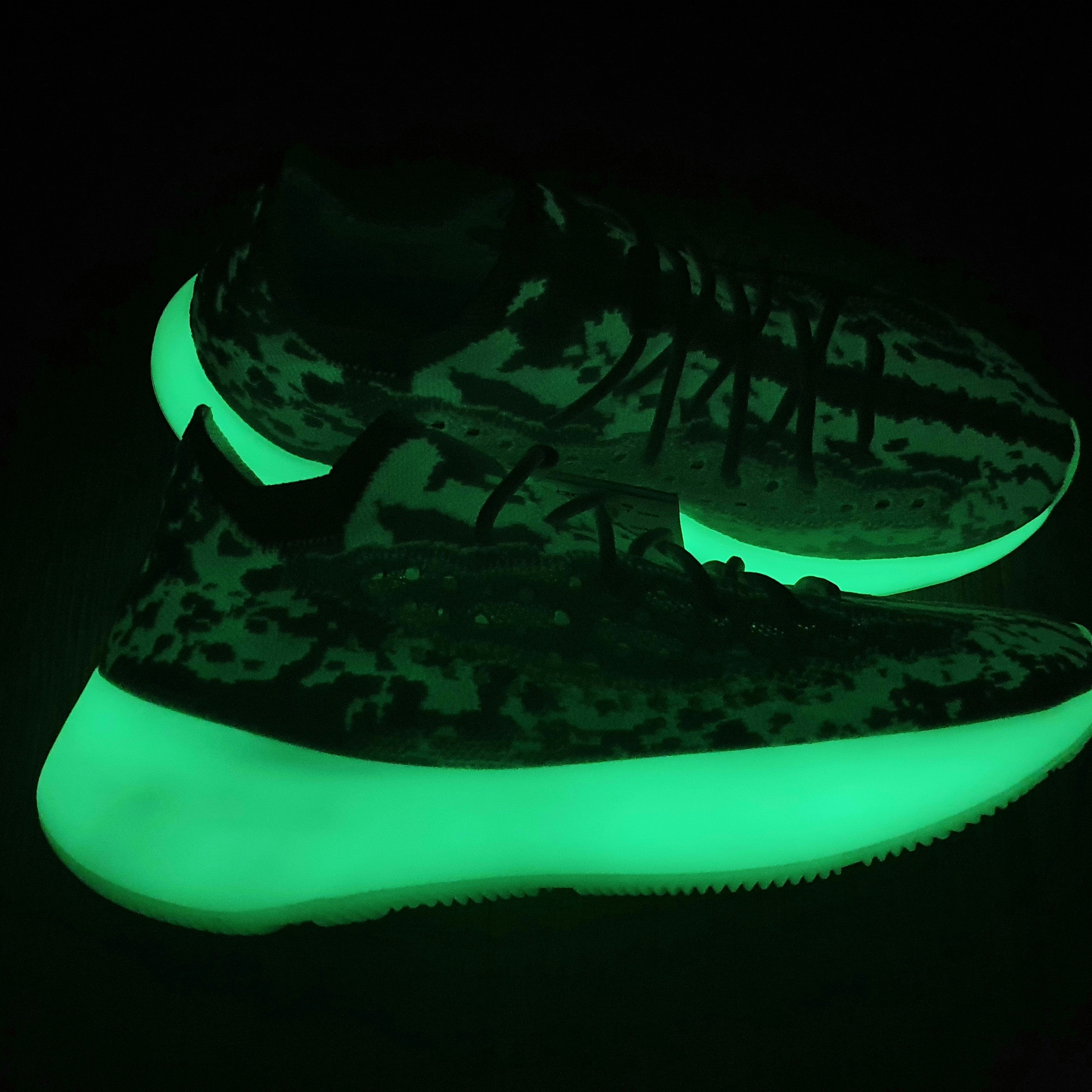 Adidas Yeezy Boost 380 Calcite Glow 착용 스타일 - 3