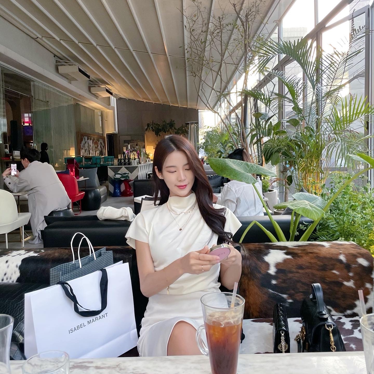 Gucci GG Marmont Matelasse Small Top Handle Bag Black, (W) Isabel Marant Koldi Linen Logo T-Shirt White 착용 스타일 - 2