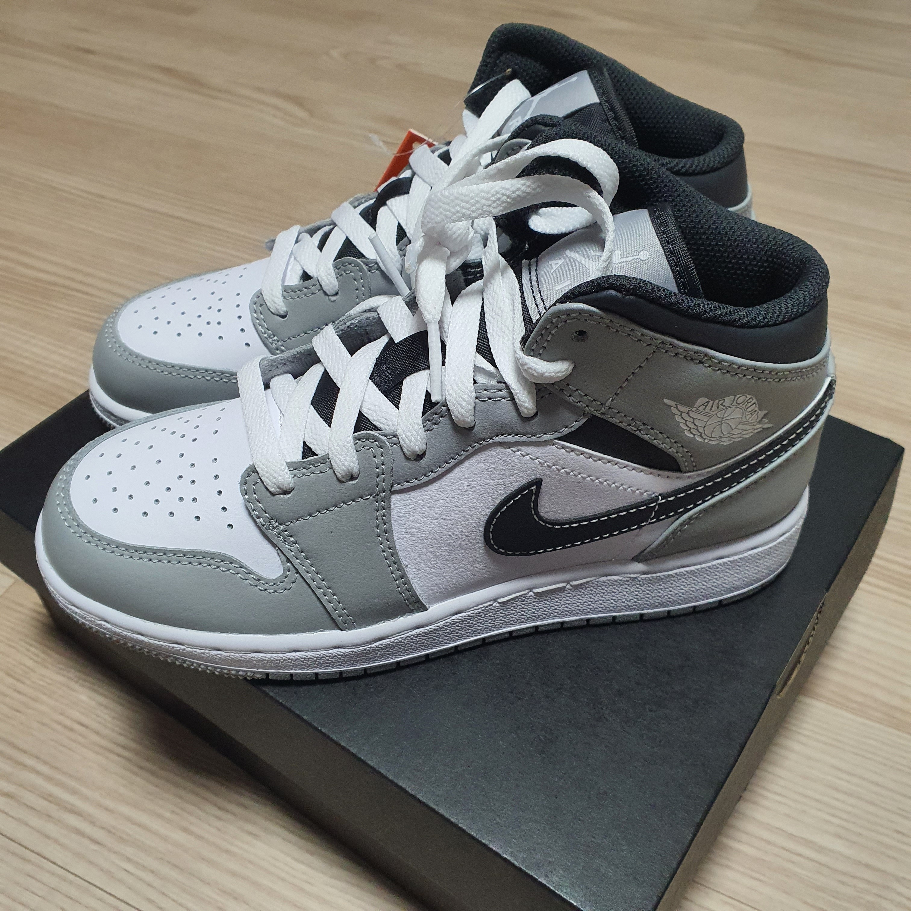 (GS) Jordan 1 Mid Light Smoke Grey Anthracite 착용 스타일 - 1