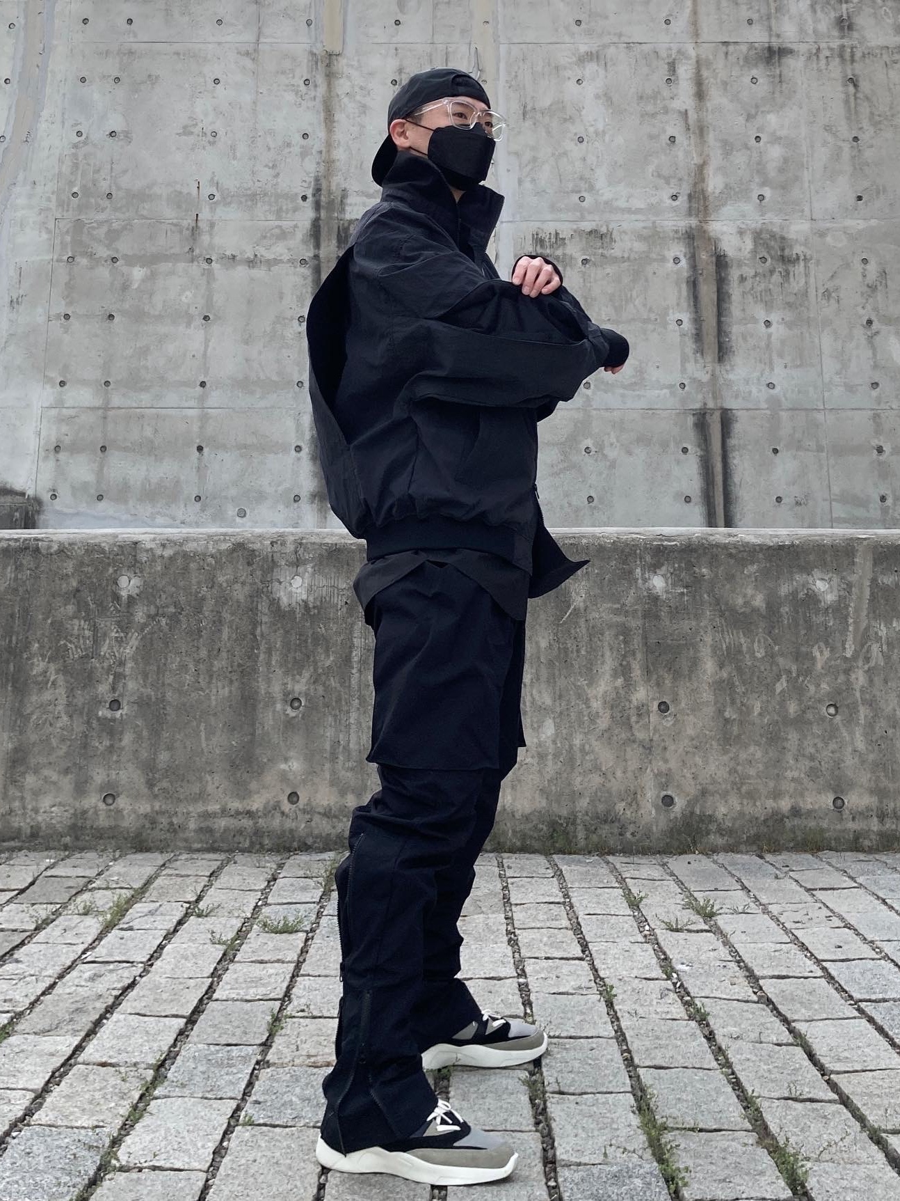 Essentials Backless Sneakers Black Grey, Essentials x New Era Retro Crown Strapback Black 착용 스타일 - 2