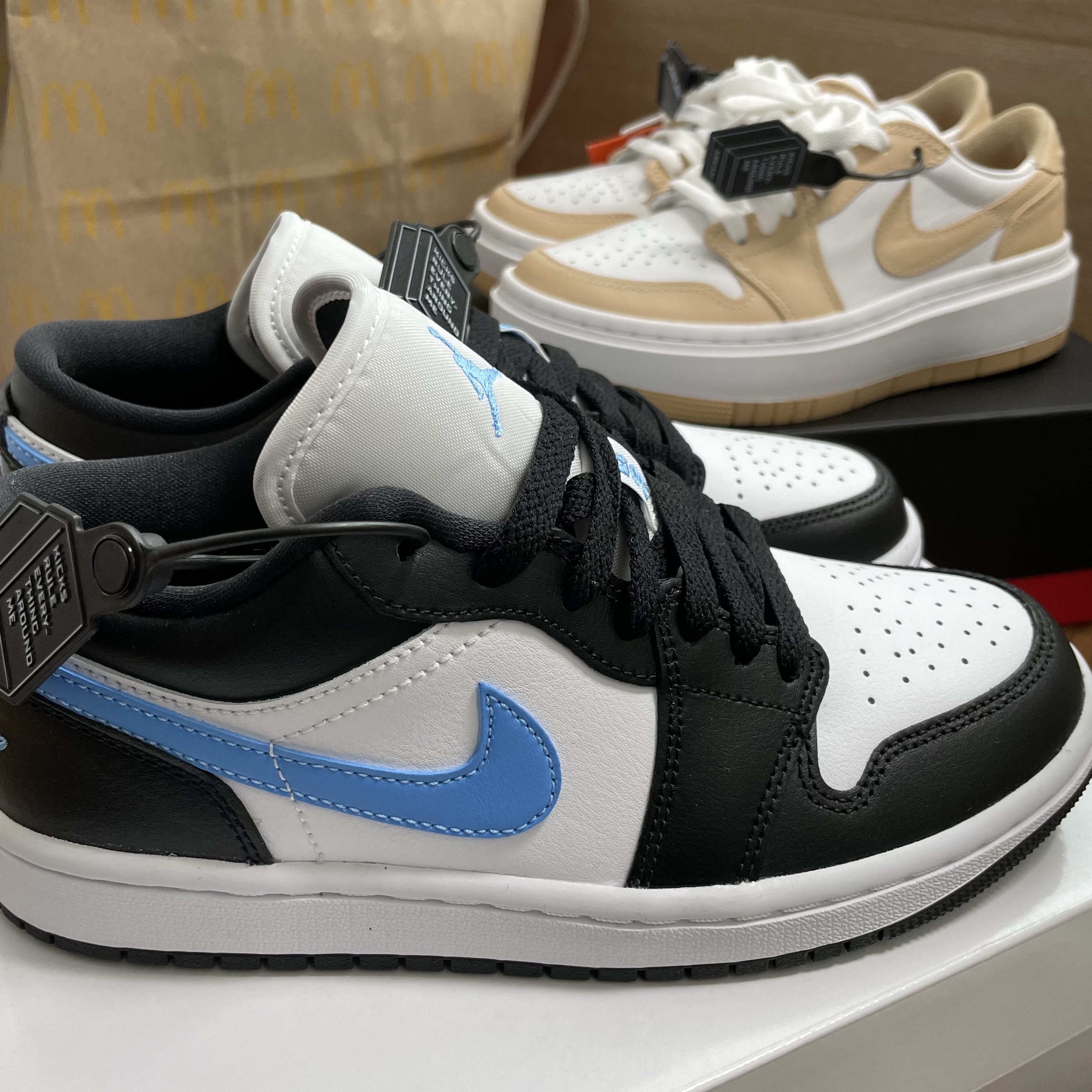 (W) Jordan 1 Low Black University Blue, (W) Jordan 1 Elevate Low White Onyx 착용 스타일 - 1